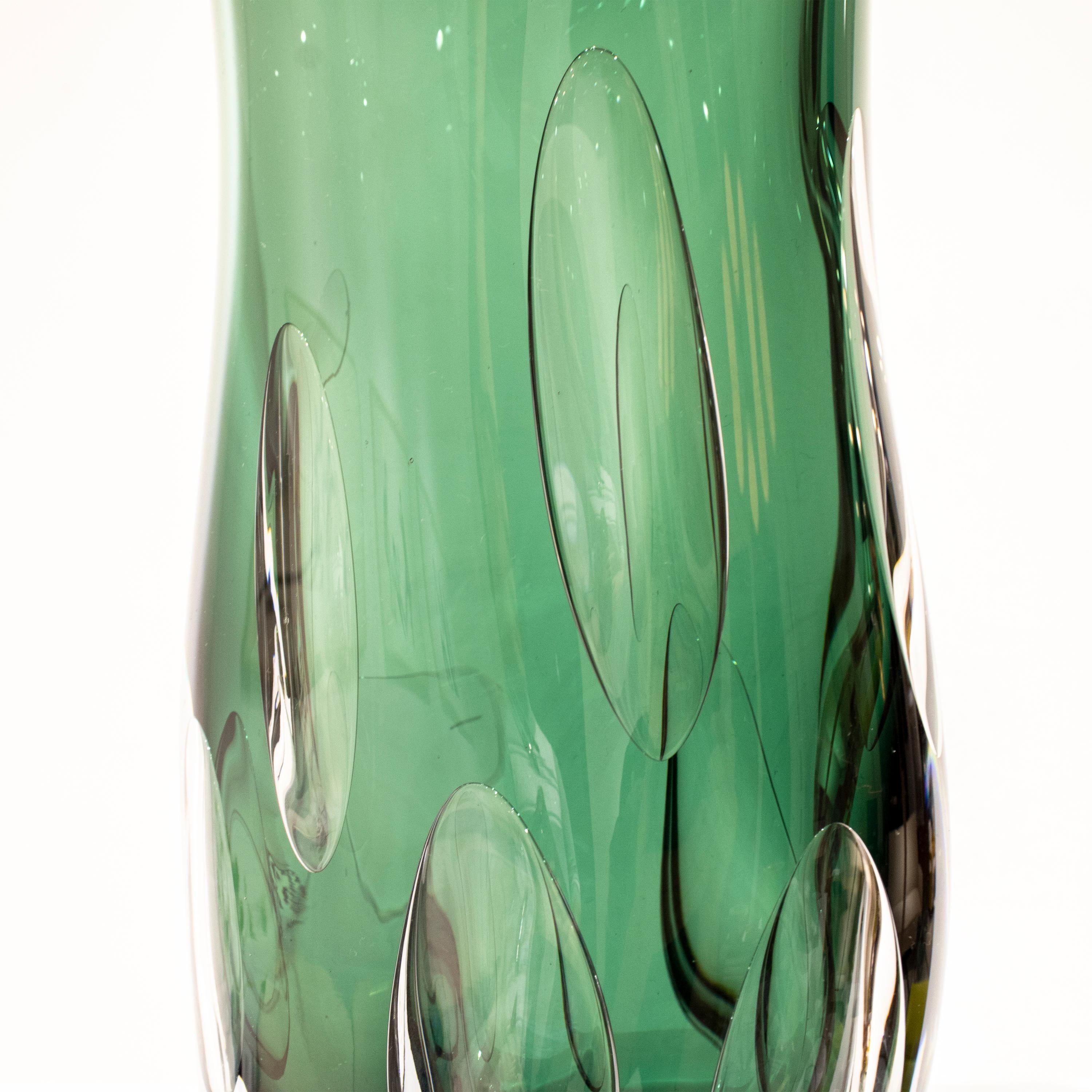 Handgefertigte halbtransparente Vase aus grünem Farbglas, Italien, 2024 (21. Jahrhundert und zeitgenössisch) im Angebot