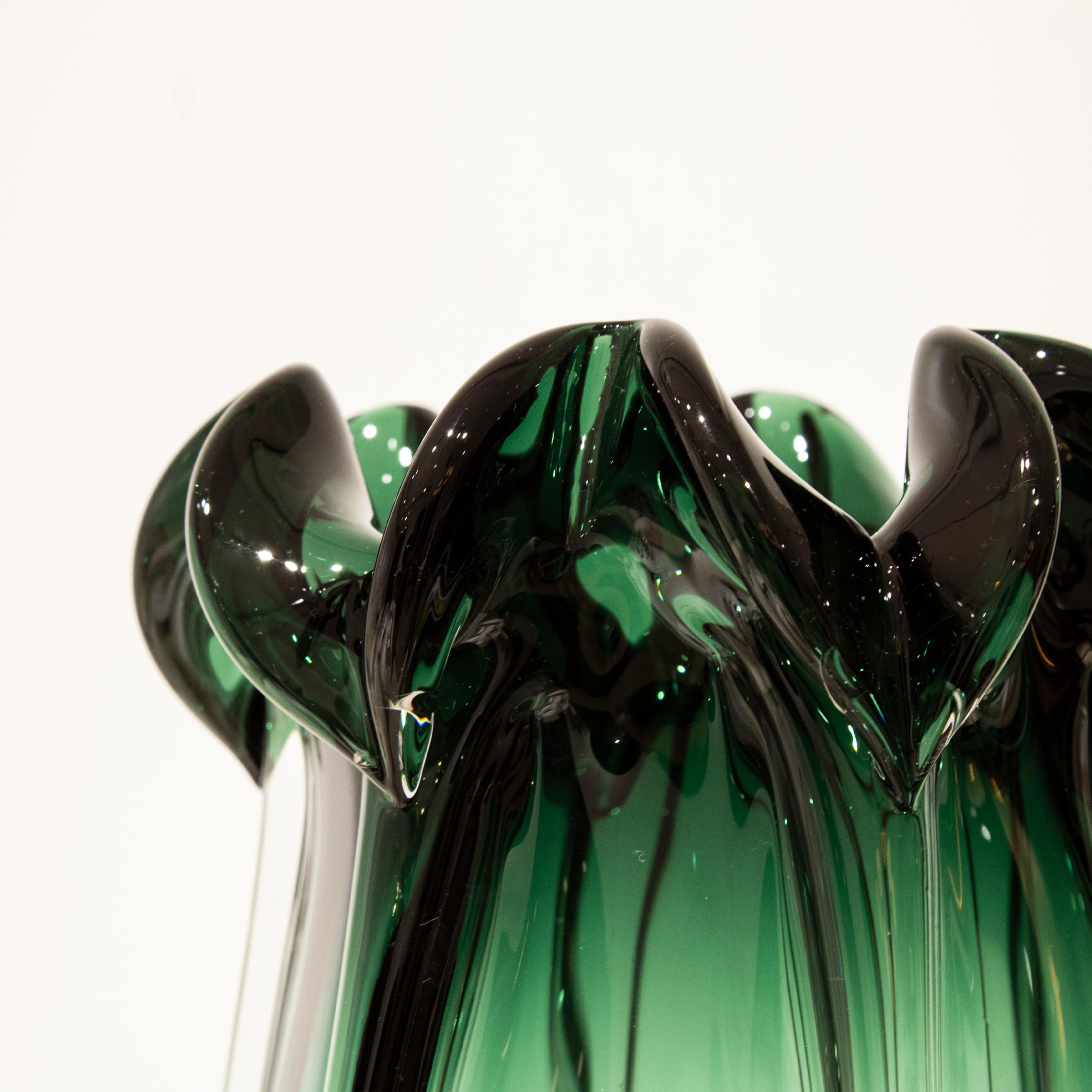 Handgefertigte halbtransparente Vase aus grünem Farbglas, Italien, 2024 (Glas) im Angebot