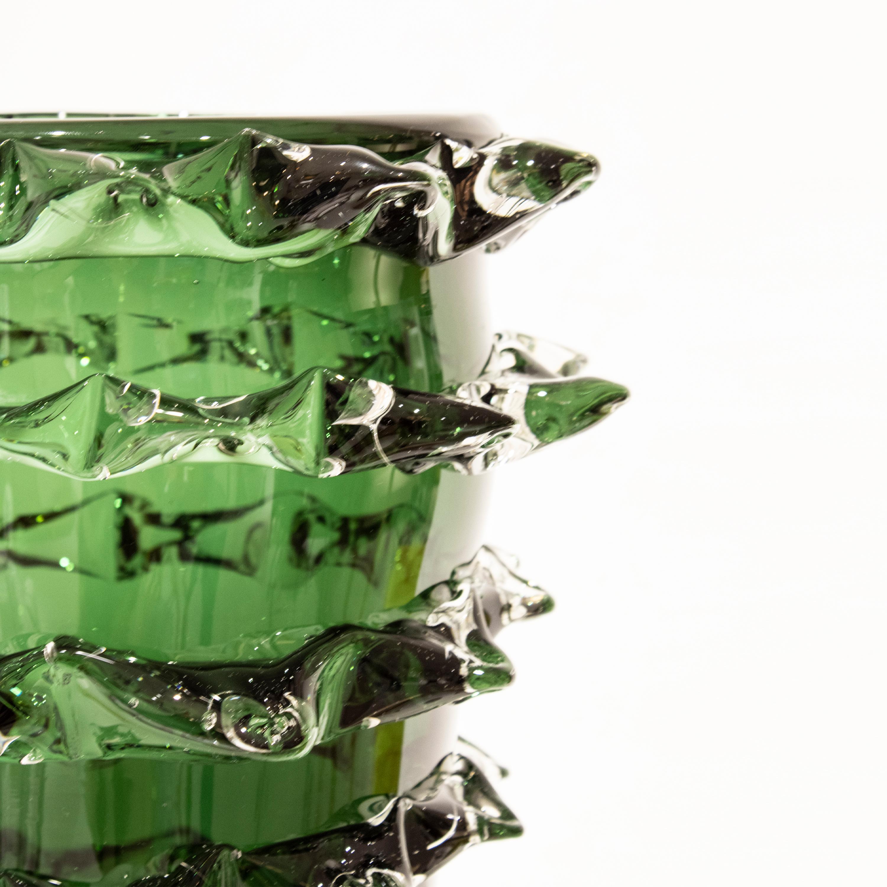Jarrón artesanal de vidrio semitransparente de color verde, Italia, 2024 Siglo XXI y contemporáneo