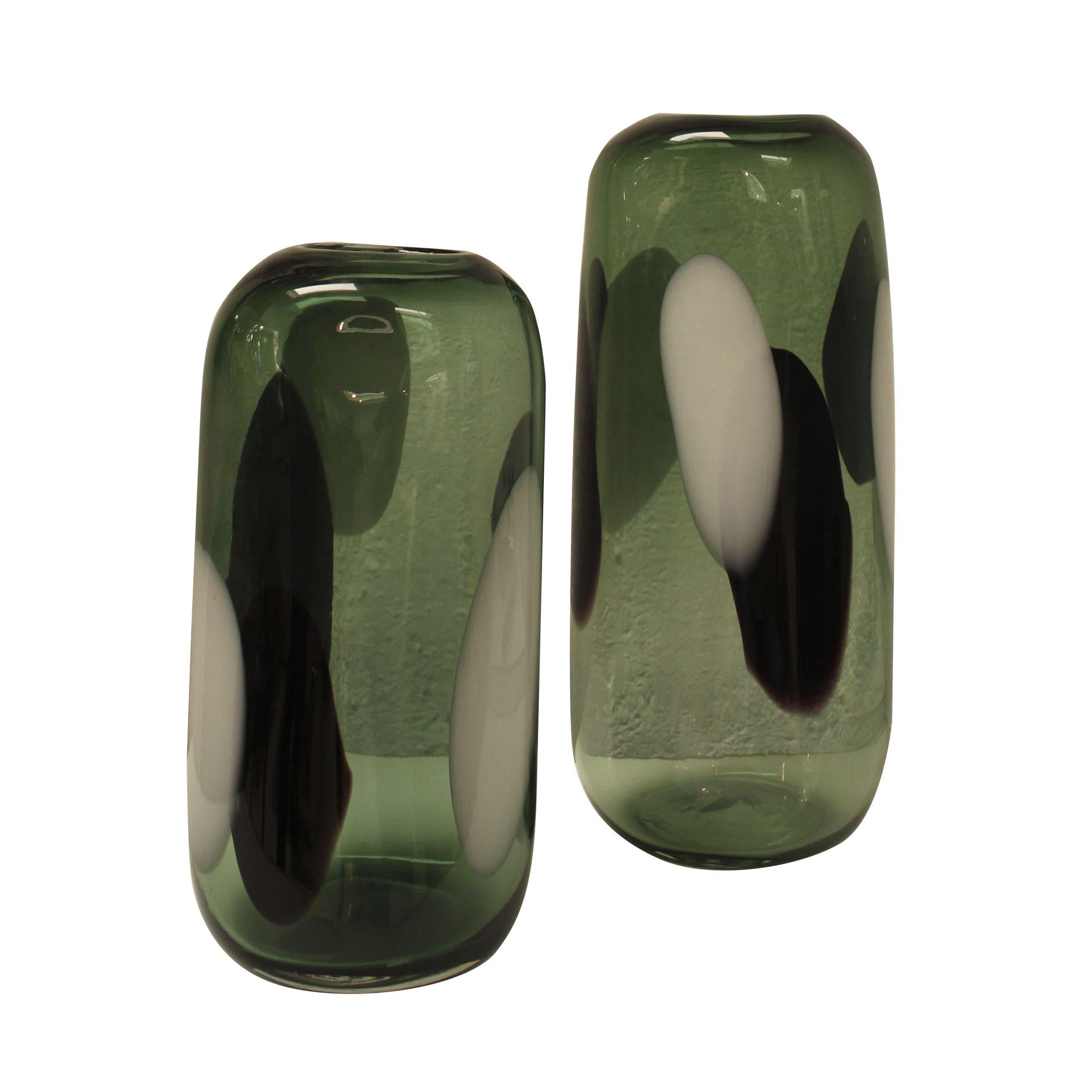 XXIe siècle et contemporain Vase en verre semi- transparent de couleur verte, fabriqué à la main, Italie, 2024 en vente