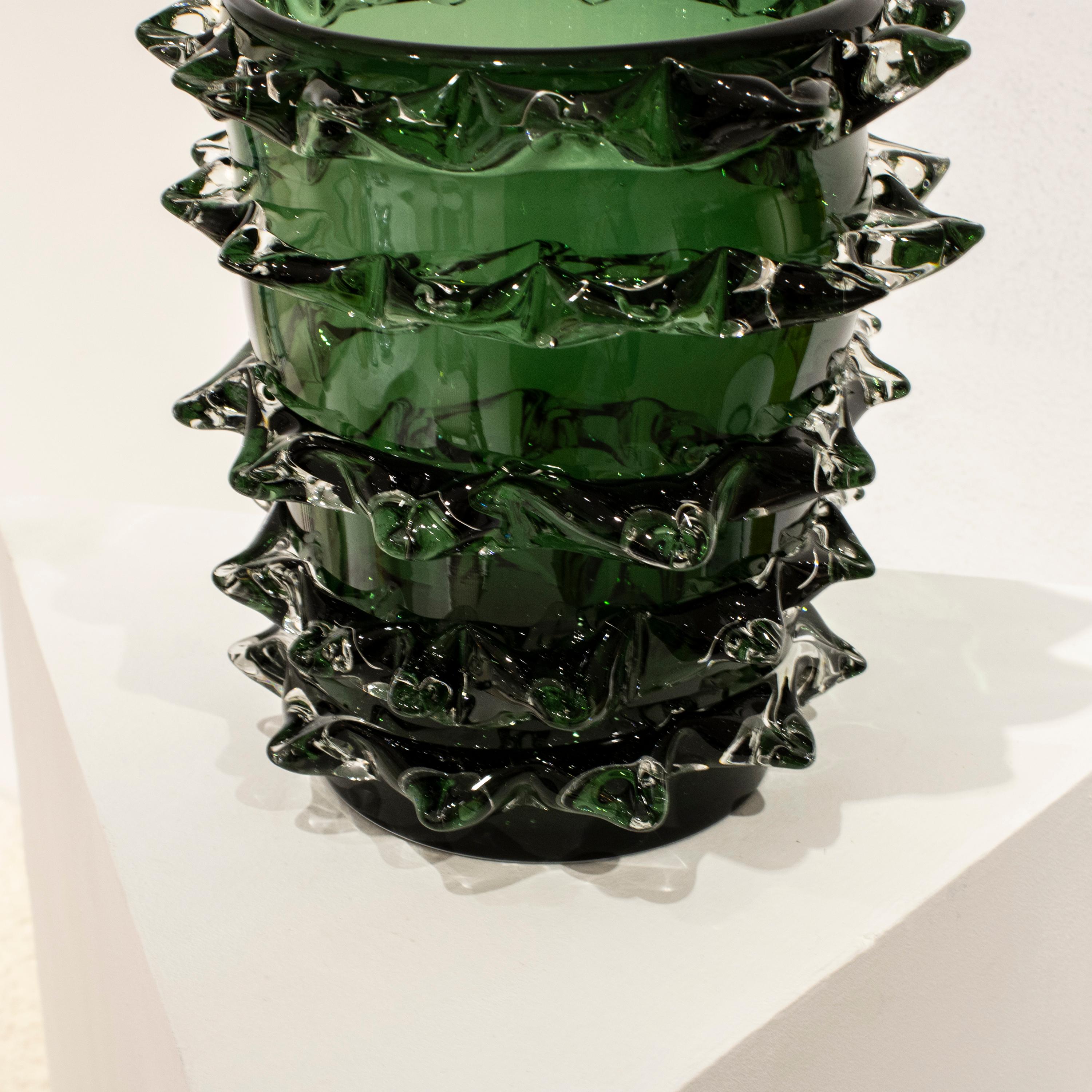Handgefertigte halbtransparente Vase aus grünem Farbglas, Italien, 2024 im Angebot 2