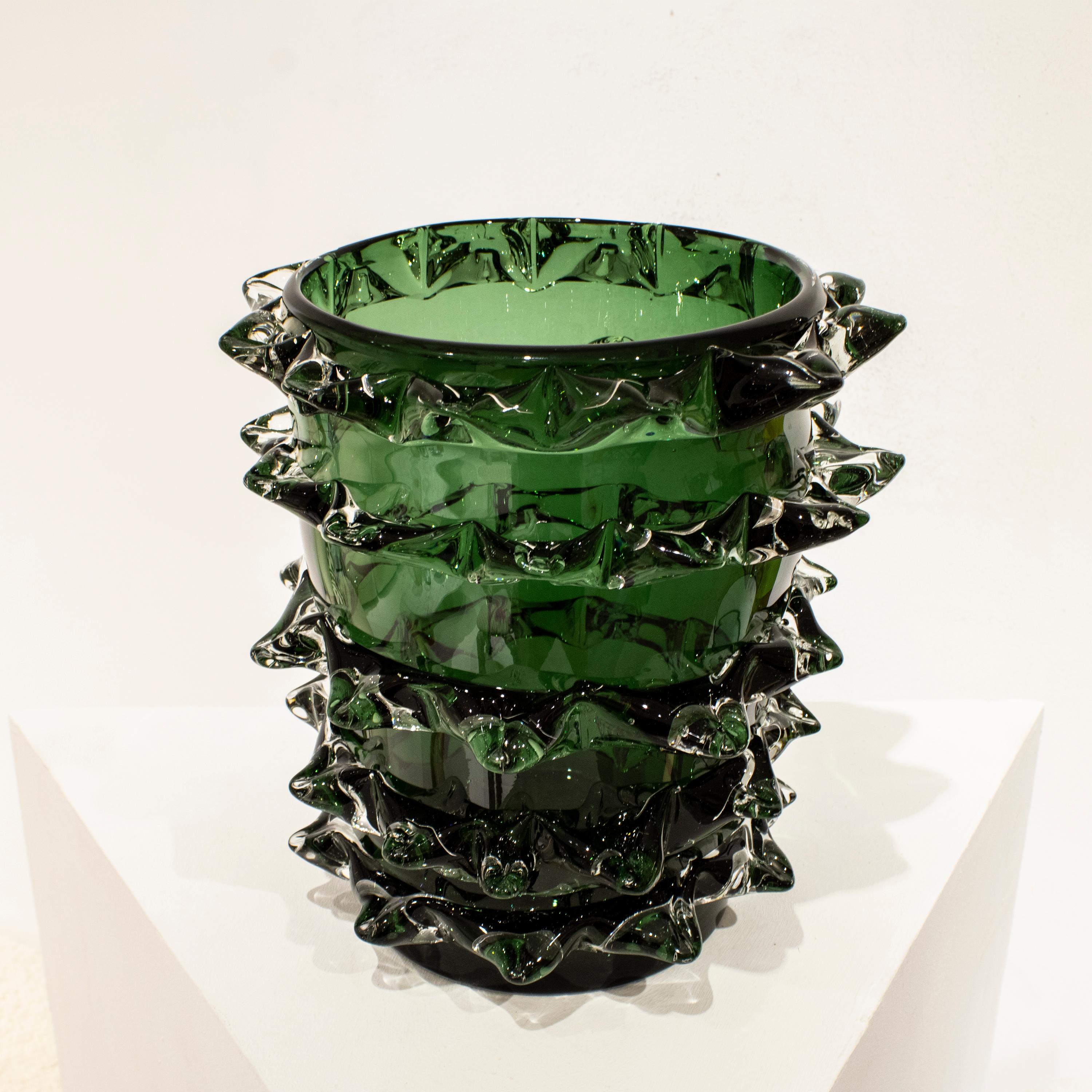 Vase en verre semi- transparent de couleur verte, fabriqué à la main, Italie, 2024 en vente 2