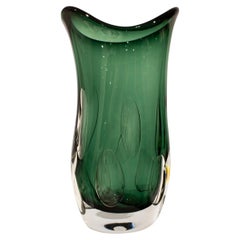 Vase en verre semi- transparent de couleur verte, fabriqué à la main, Italie, 2024