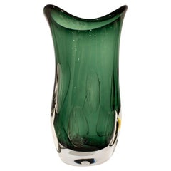 Vase en verre semi- transparent de couleur verte, fabriqué à la main, Italie, 2024