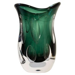 Handgefertigte halbtransparente Vase aus grünem Farbglas, Italien, 2024