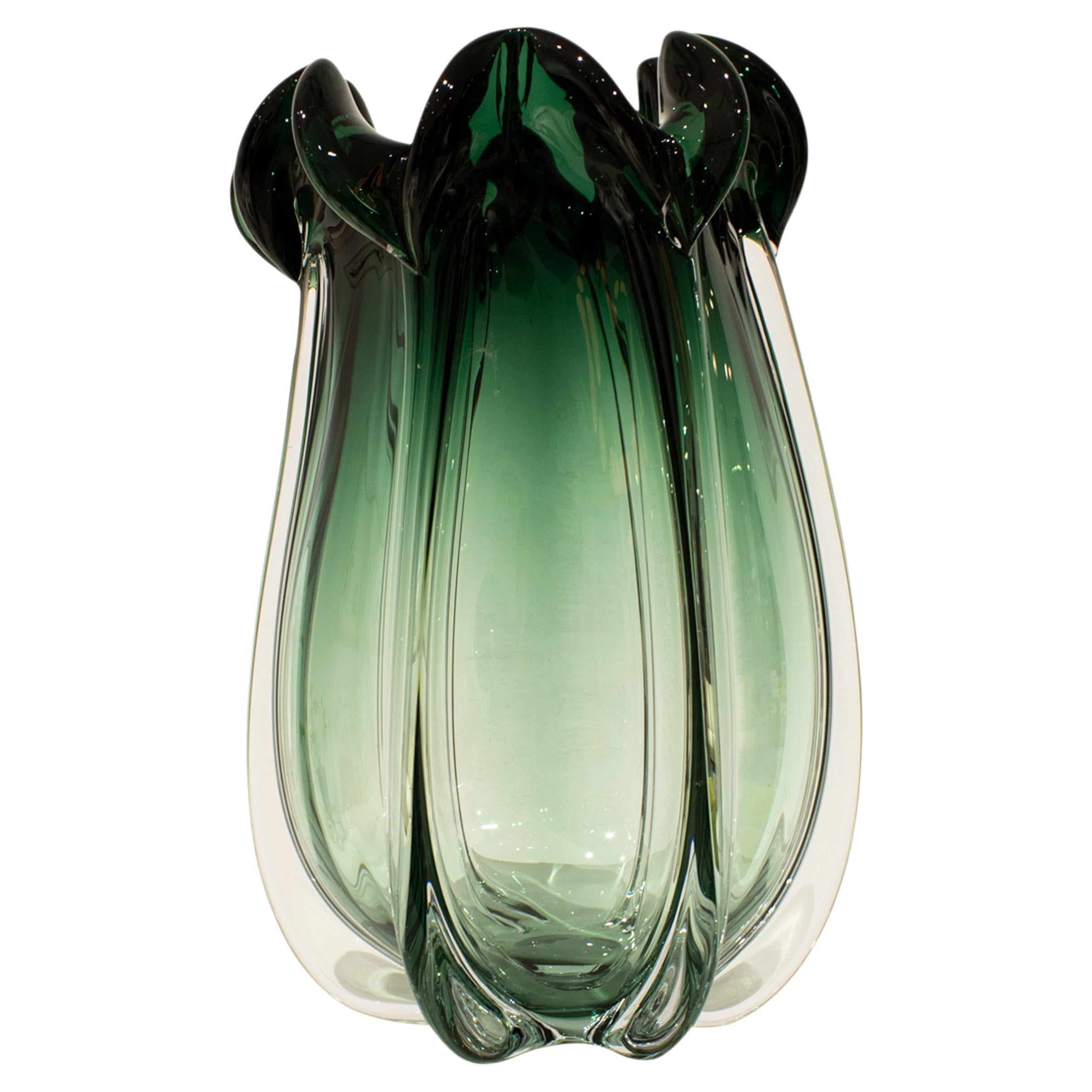 Handgefertigte halbtransparente Vase aus grünem Farbglas, Italien, 2024 im Angebot