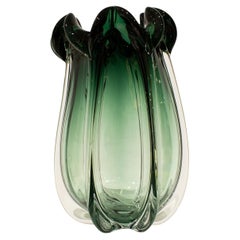 Vase en verre semi- transparent de couleur verte, fabriqué à la main, Italie, 2024