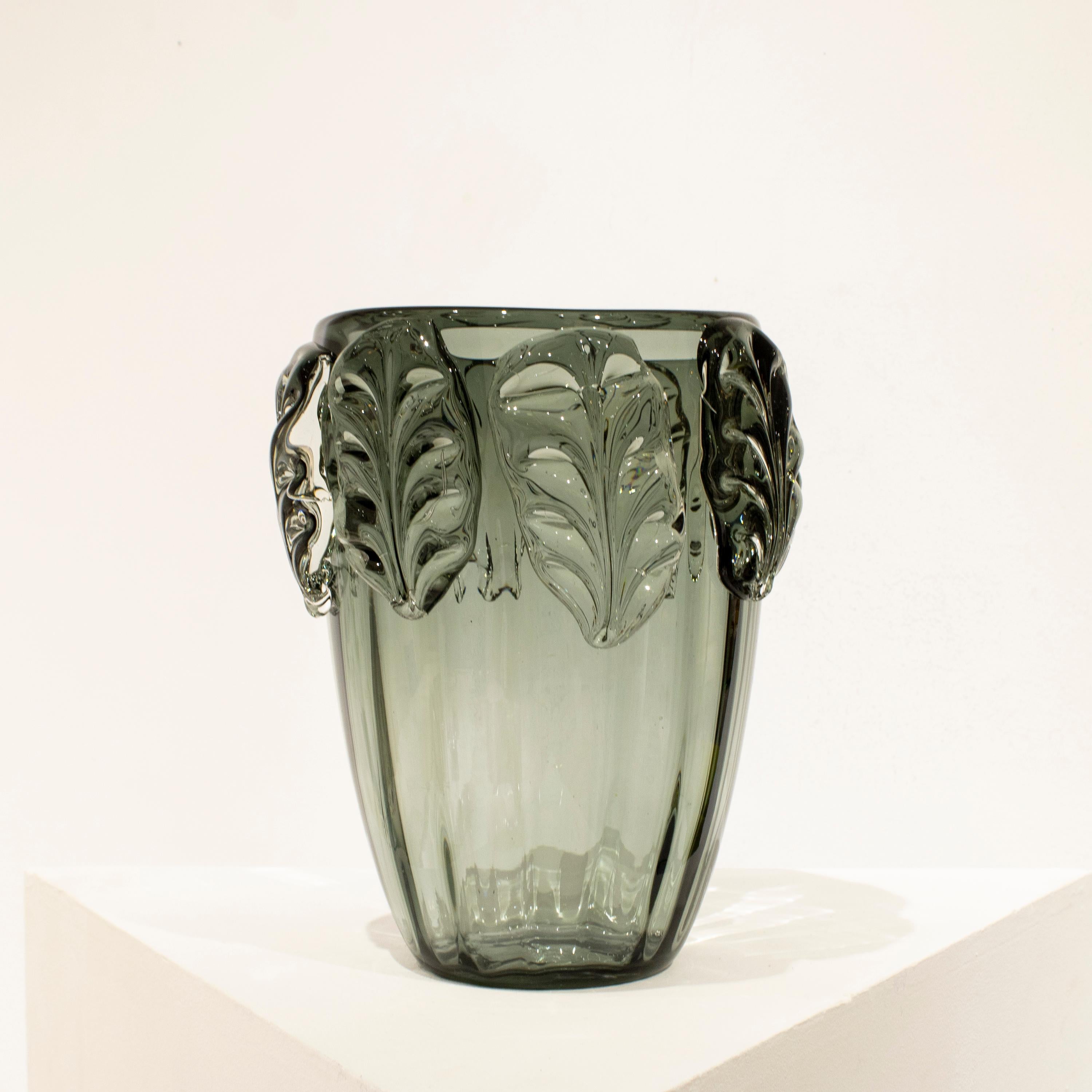 Vase aus mundgeblasenem italienischem, grauem, halbtransparentem Glas mit organischen Formen und Pflanzenmotiven. 