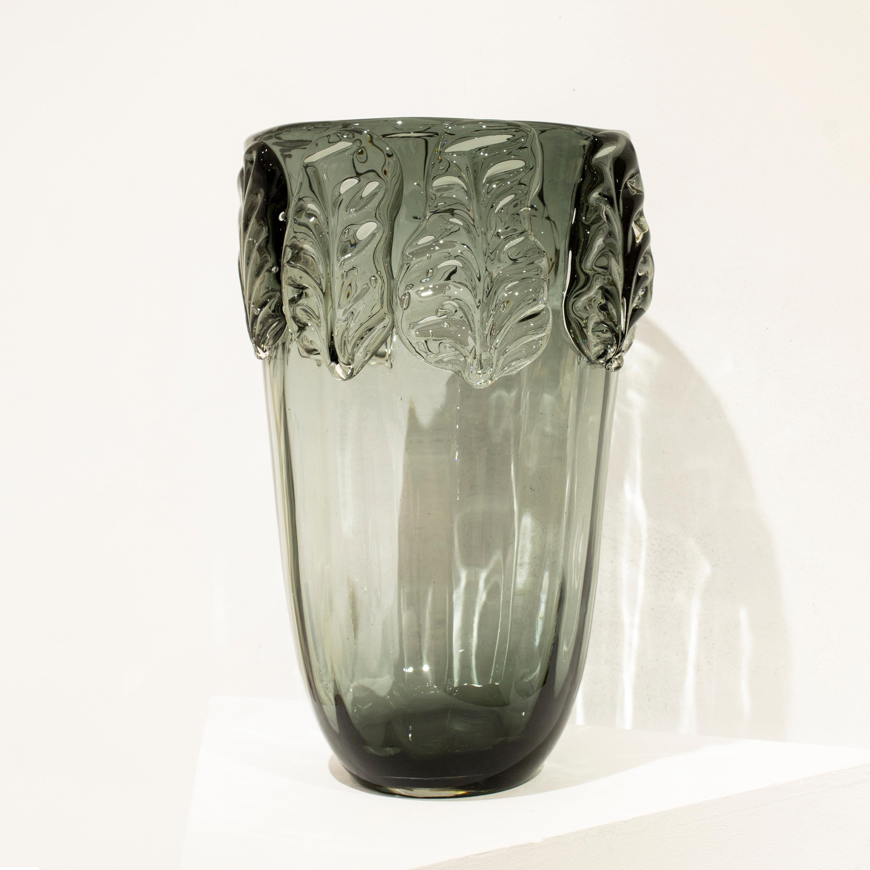italien Vase en verre gris semi-transparent fabriqué à la main, Italie, 2024 en vente