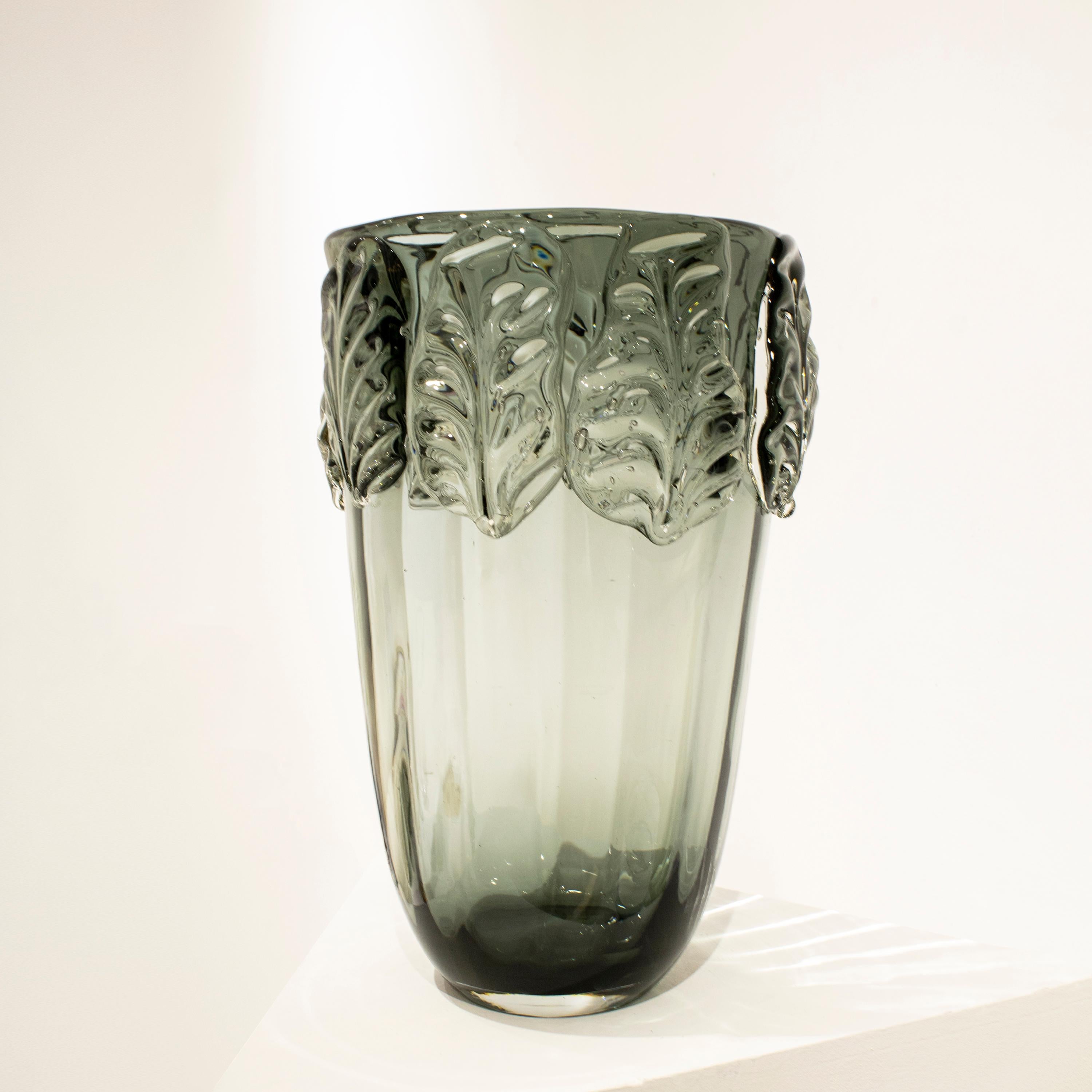 Fait main Vase en verre gris semi-transparent fabriqué à la main, Italie, 2024 en vente