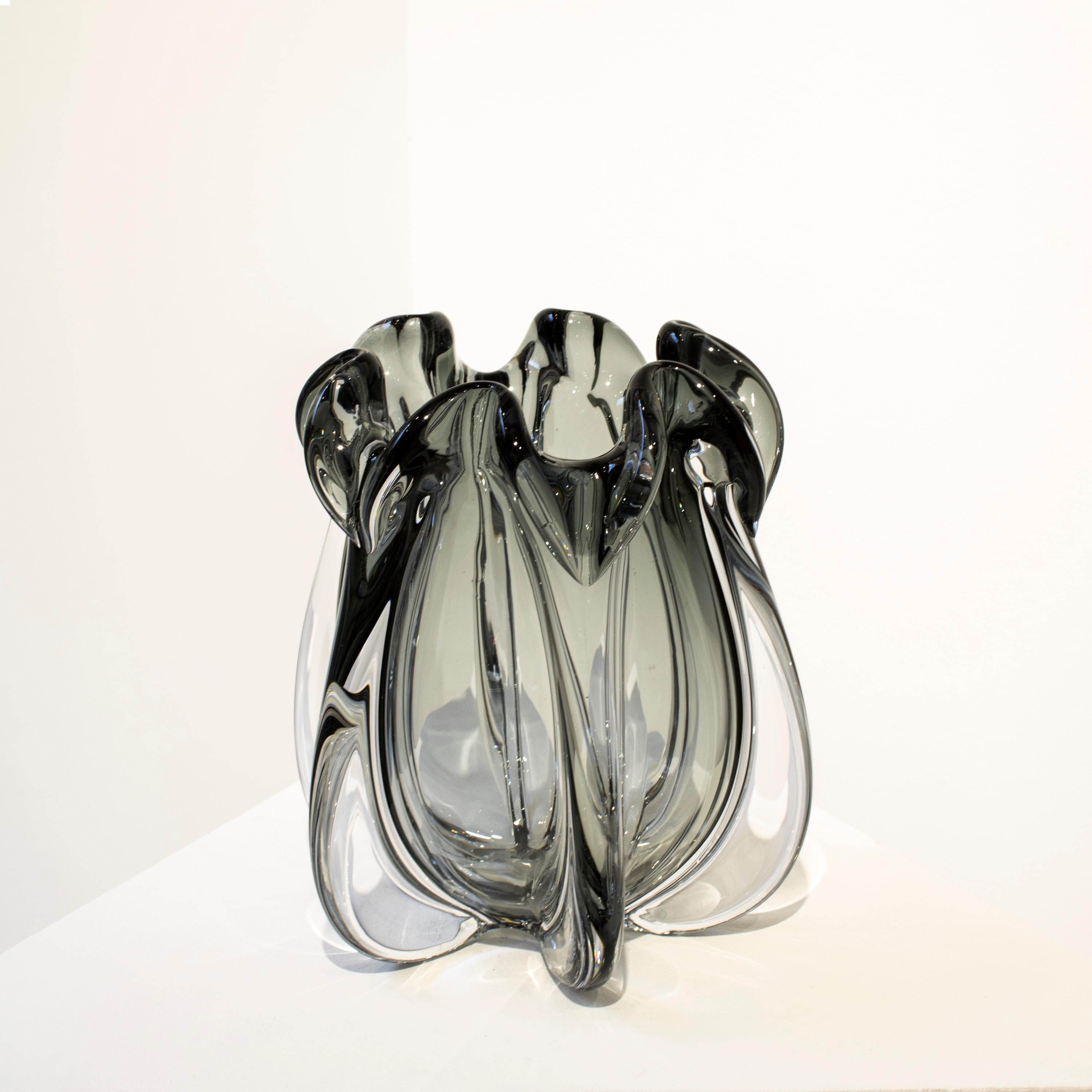 Fait main Vase en verre gris semi-transparent fabriqué à la main, Italie, 2024 en vente