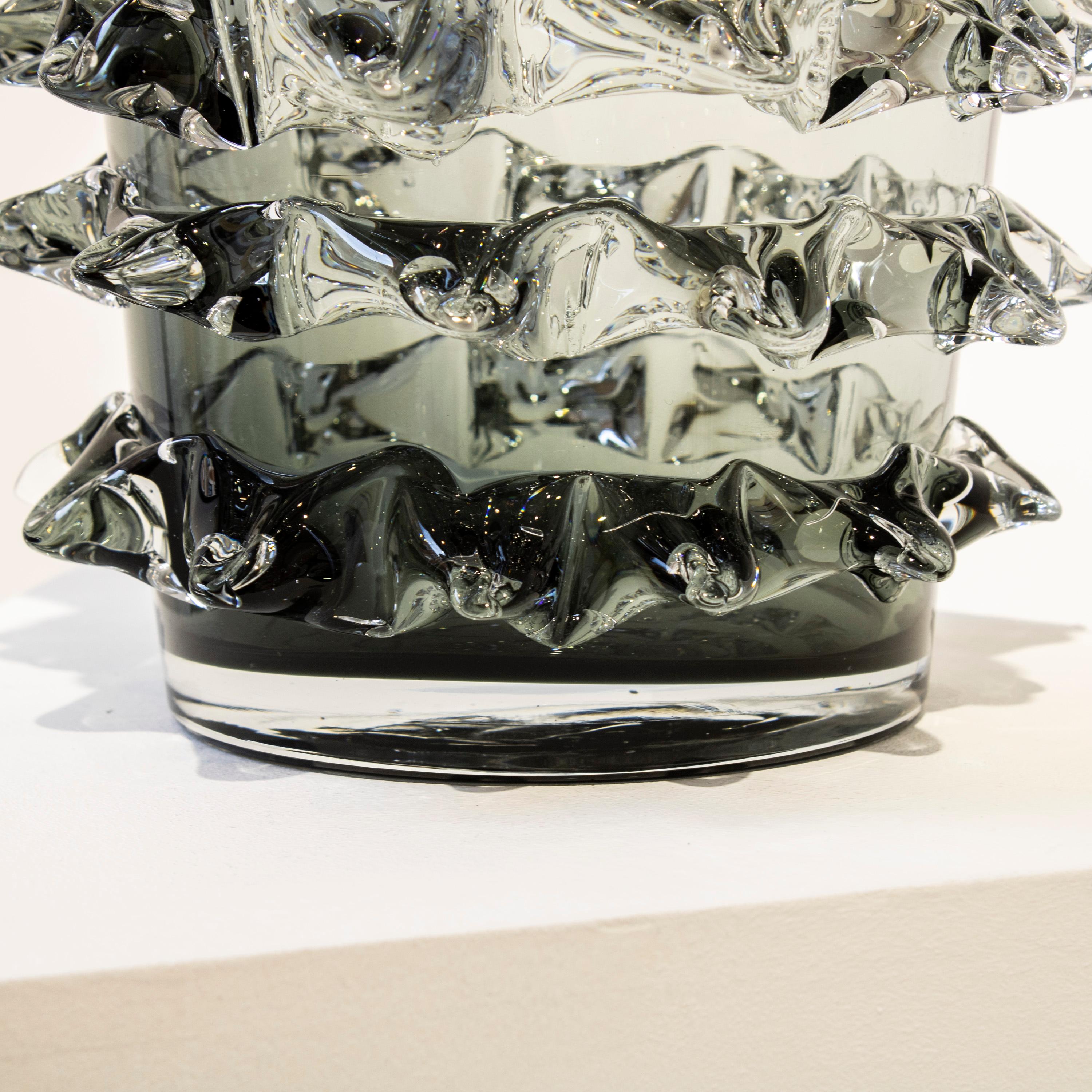 Handgefertigte halbtransparente graue Glasvase in Farbe Grau, Italien, 2024 (21. Jahrhundert und zeitgenössisch) im Angebot