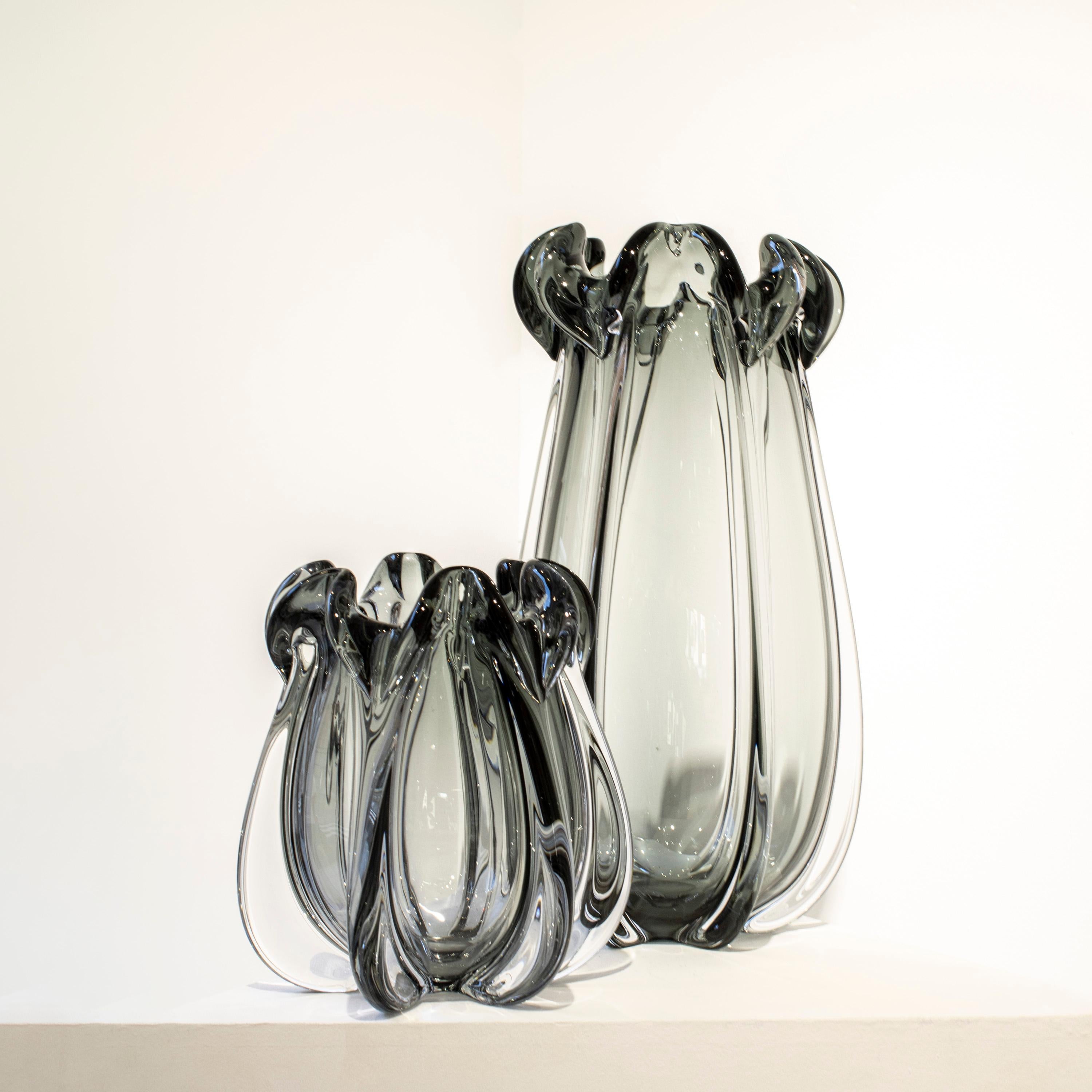 XXIe siècle et contemporain Vase en verre gris semi-transparent fabriqué à la main, Italie, 2024 en vente