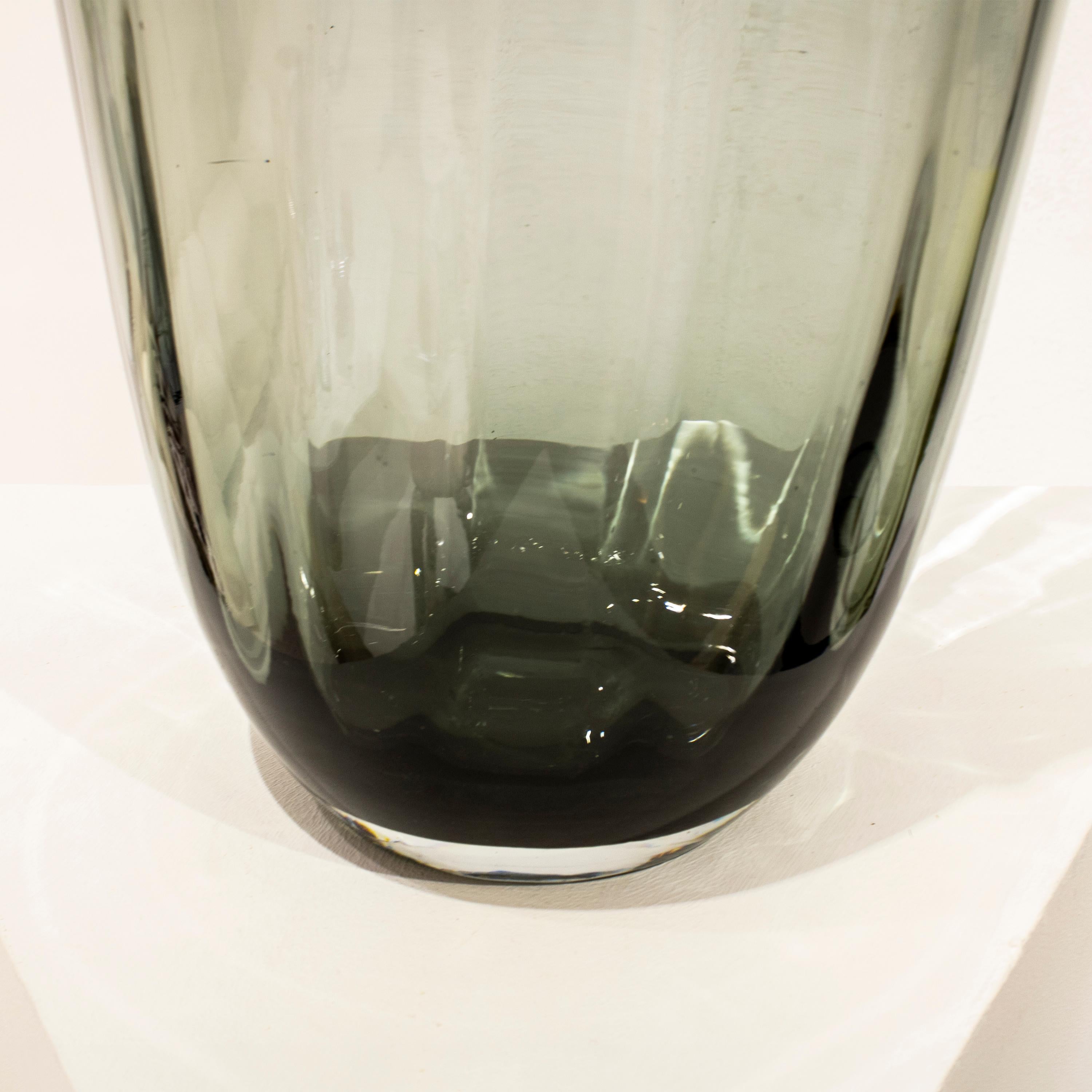 Verre Vase en verre gris semi-transparent fabriqué à la main, Italie, 2024 en vente