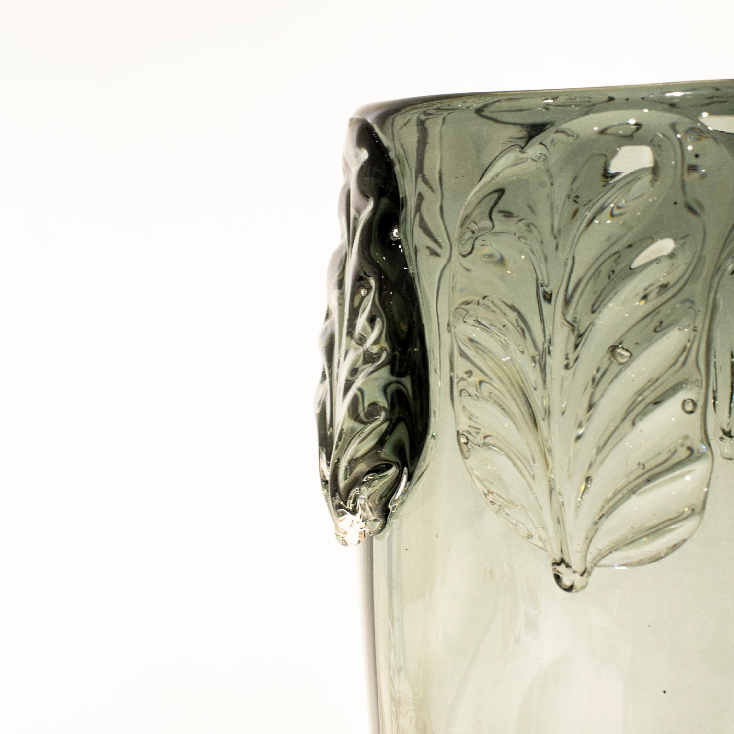 Vase en verre gris semi-transparent fabriqué à la main, Italie, 2024 en vente 1