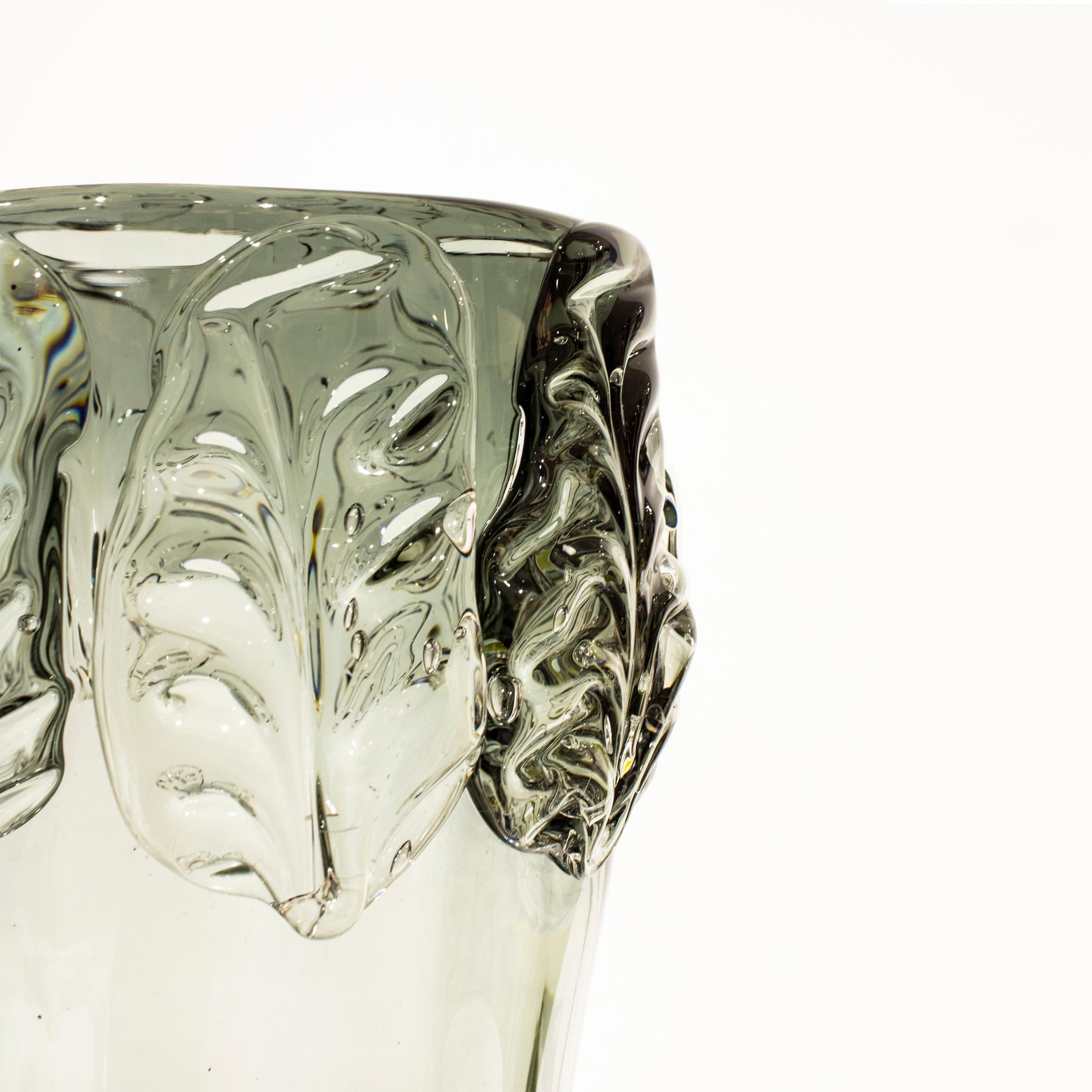 Vase en verre gris semi-transparent fabriqué à la main, Italie, 2024 en vente 2