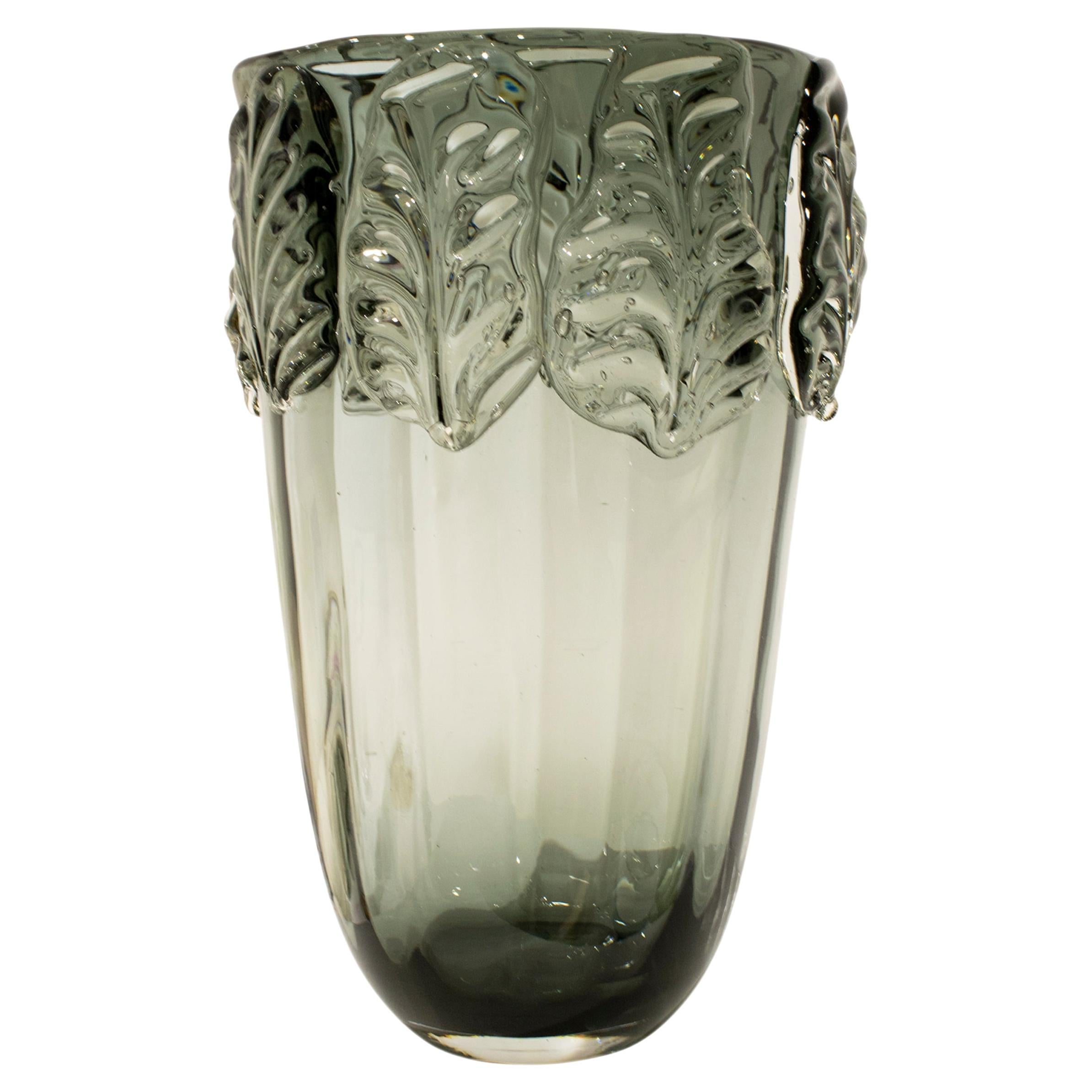 Vase en verre gris semi-transparent fabriqué à la main, Italie, 2024 en vente
