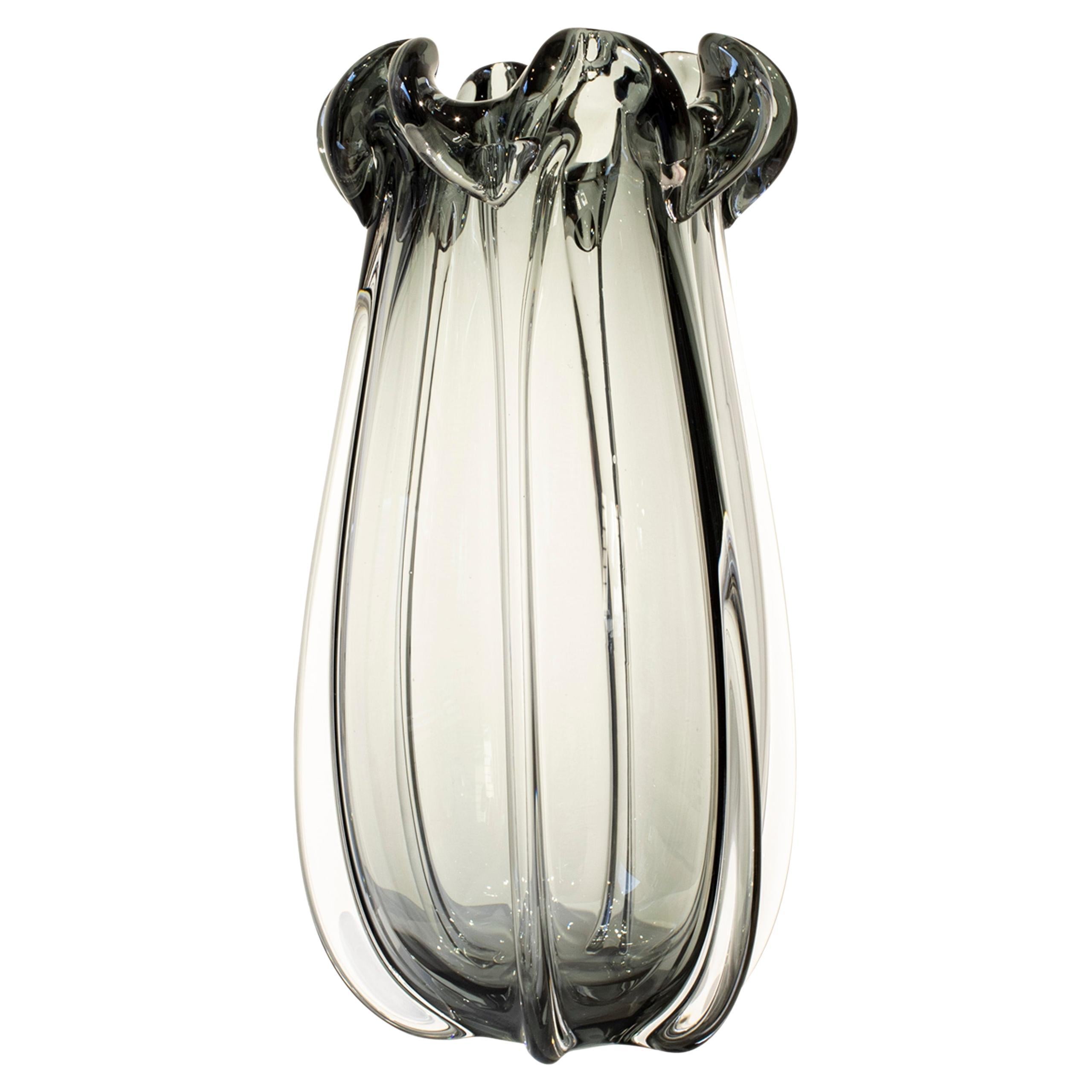 Vase en verre gris semi-transparent fabriqué à la main, Italie, 2024
