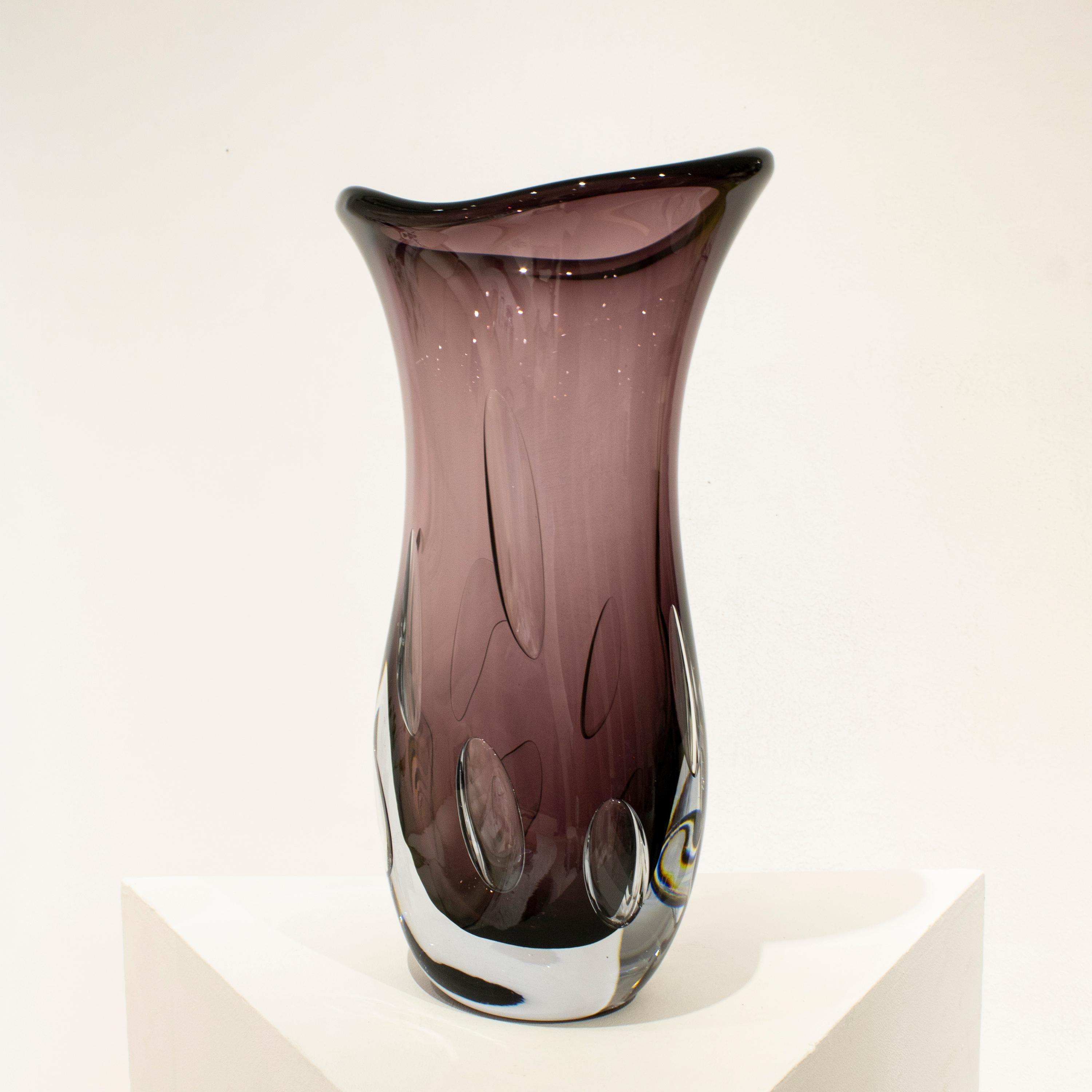 Handgefertigte halbtransparente Magentafarbene Glasvase aus Magenta, Italien, 2024 (Moderne der Mitte des Jahrhunderts) im Angebot