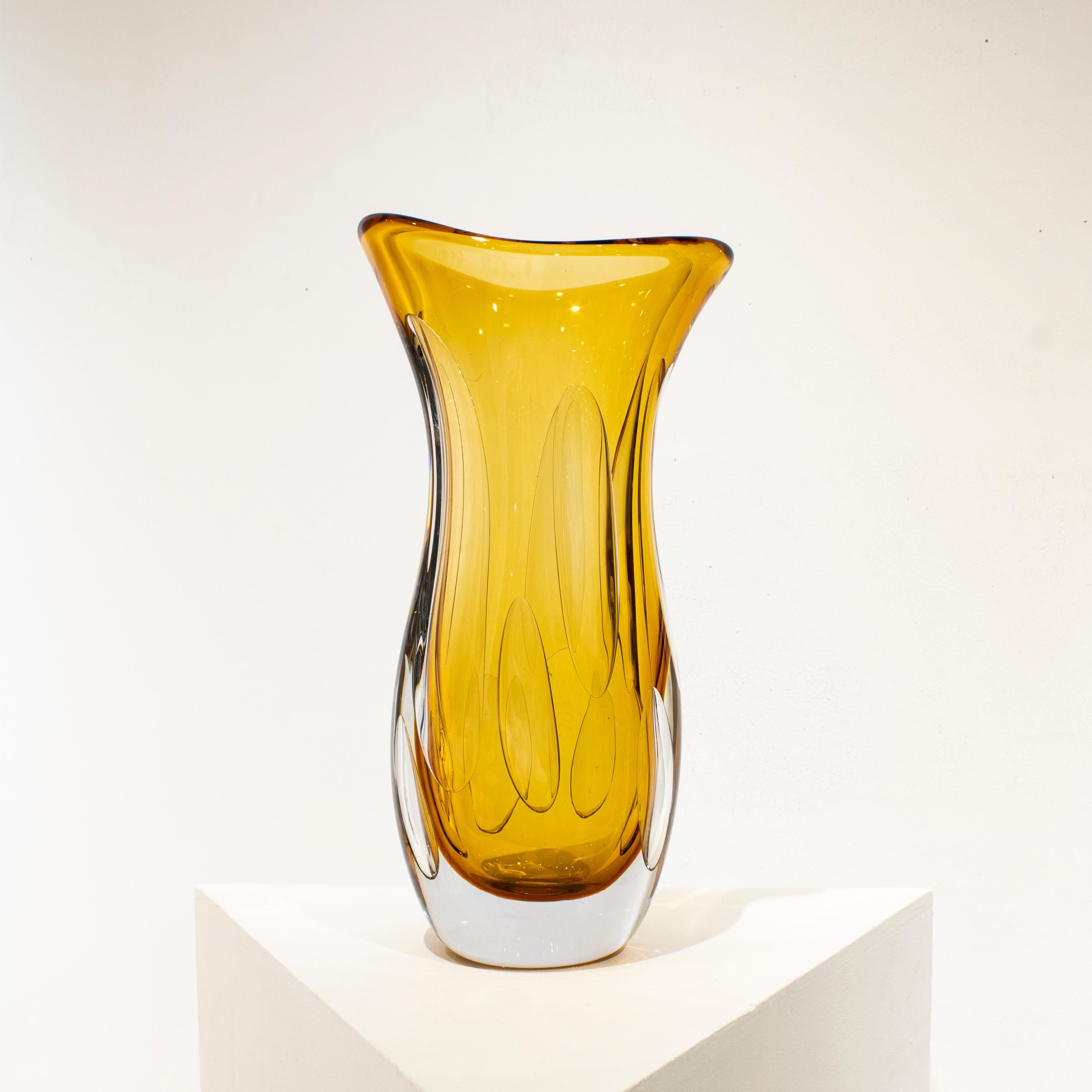 Vase en verre semi-transparent jaune italien soufflé à la main, avec des formes organiques et des bulles à l'intérieur.
