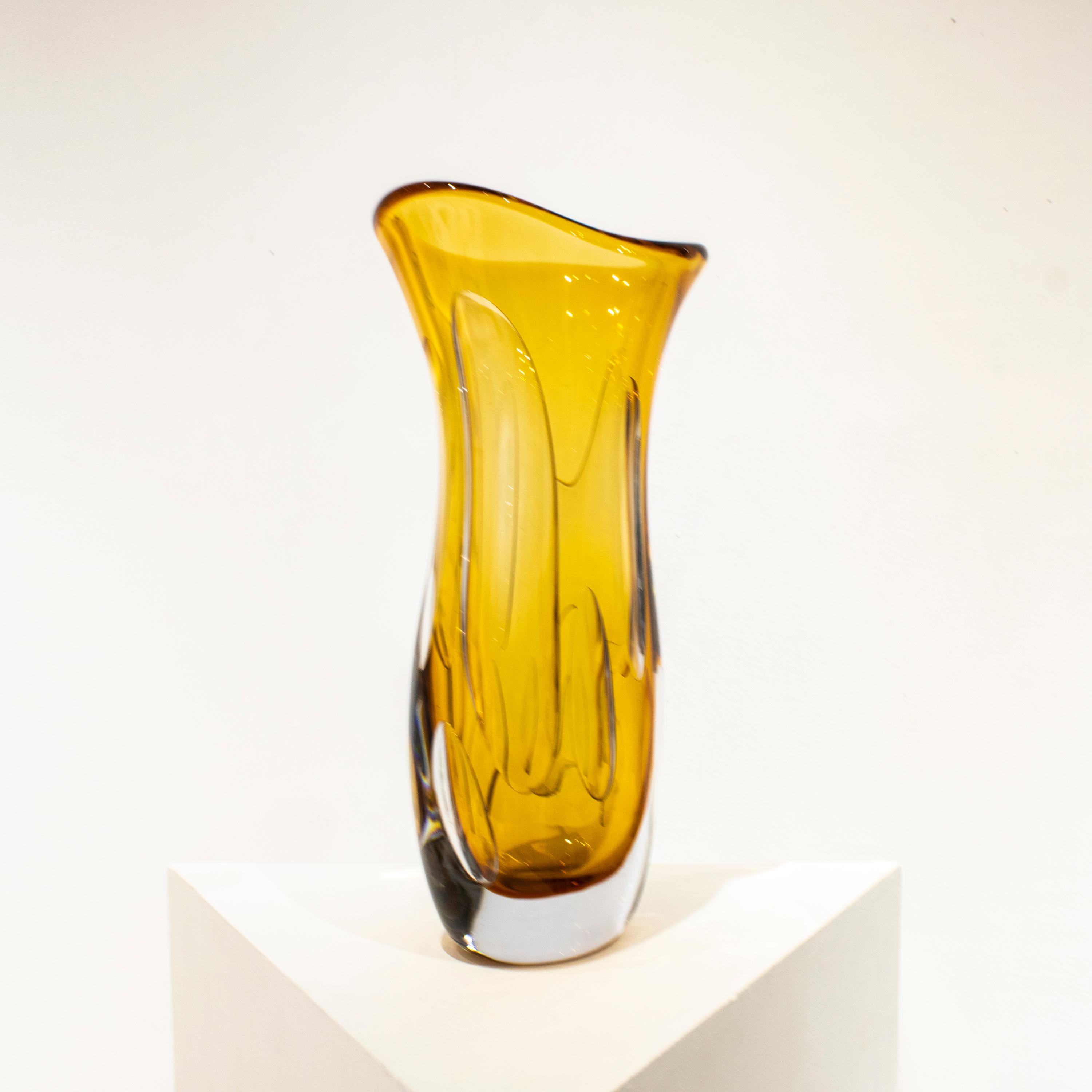 Handcrafted Semi Transparent Gelb Farbe Glas Vase, Italien, 2024 (Italienisch) im Angebot