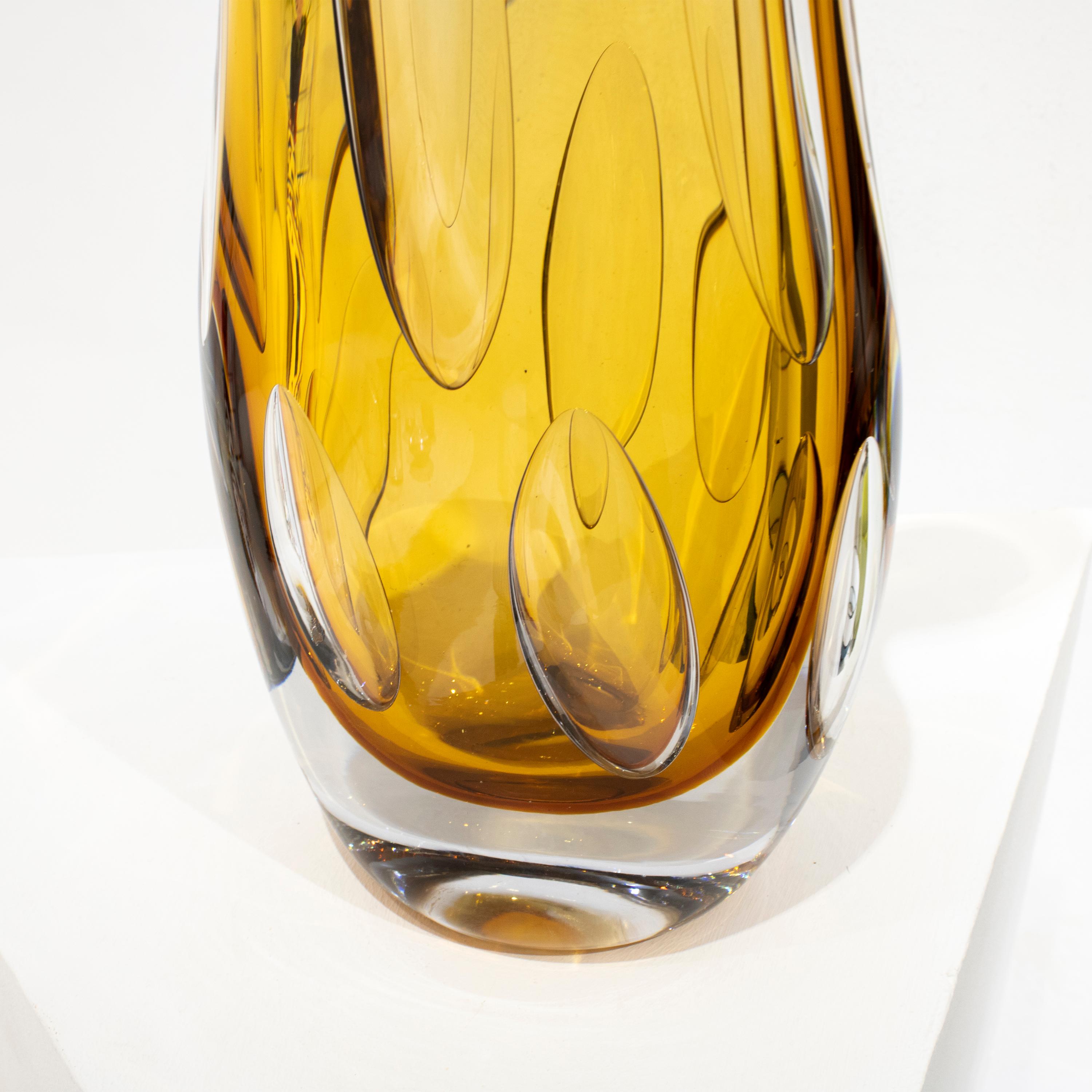 XXIe siècle et contemporain Vase en verre jaune semi-transparent fabriqué à la main, Italie, 2024 en vente
