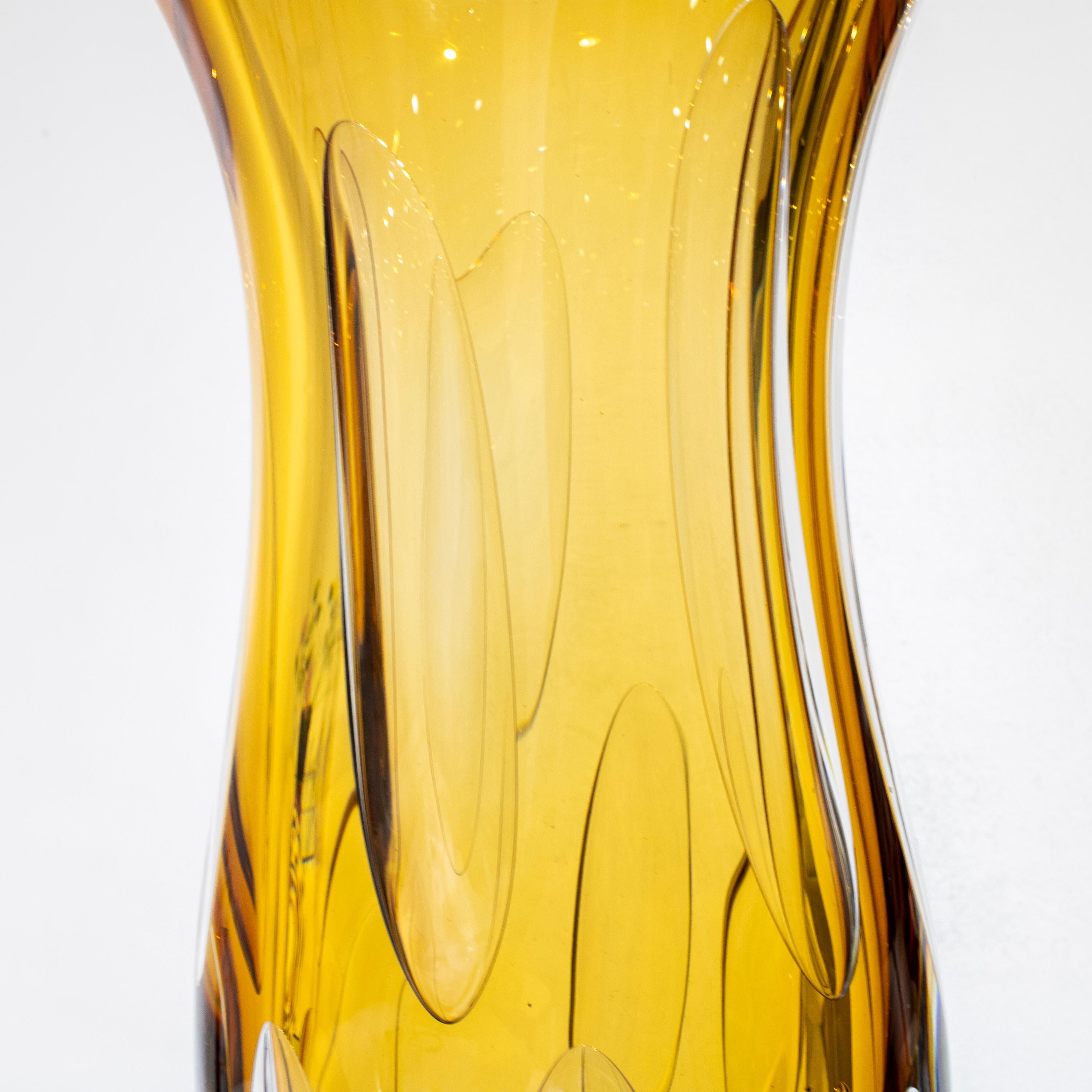Verre Vase en verre jaune semi-transparent fabriqué à la main, Italie, 2024 en vente