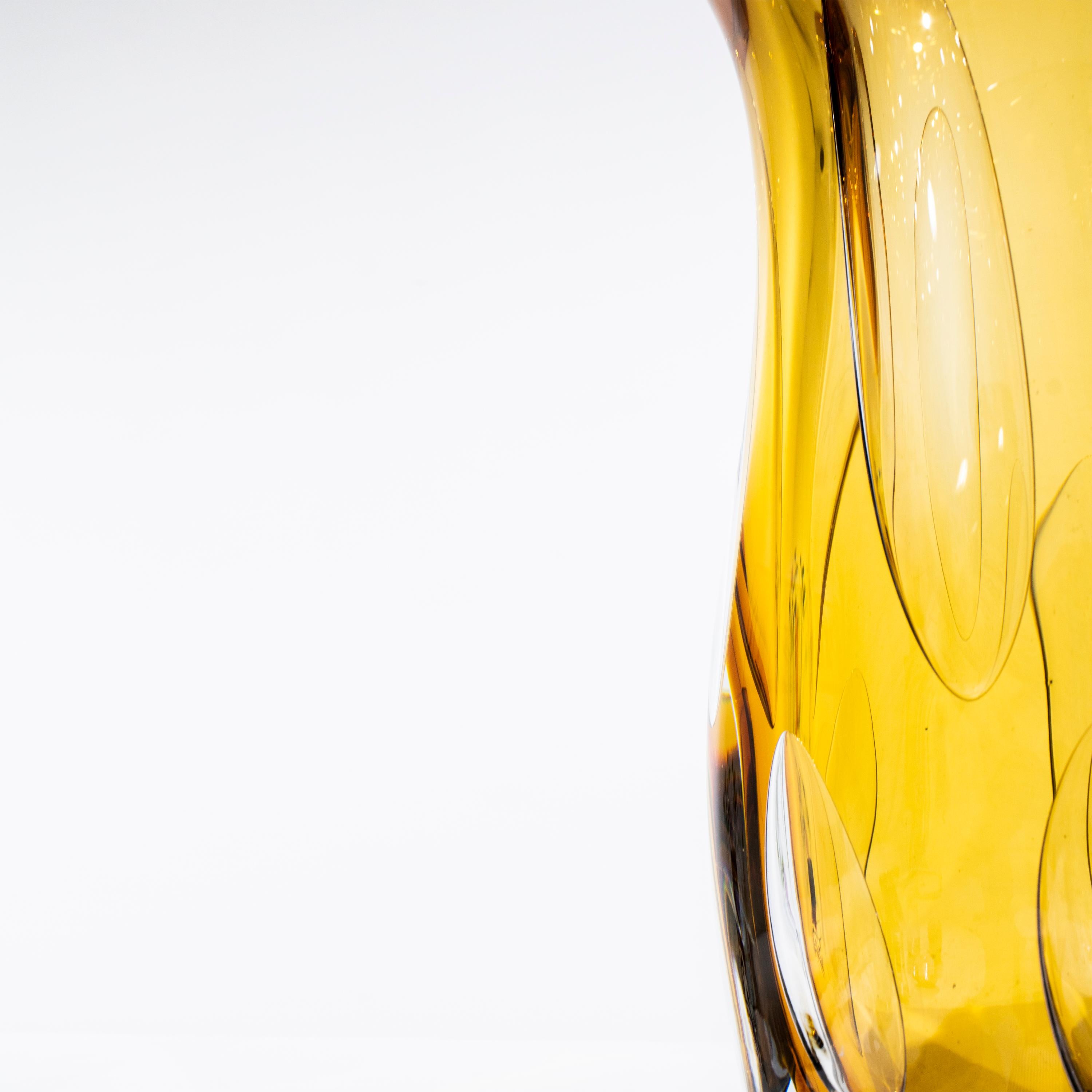 Vase en verre jaune semi-transparent fabriqué à la main, Italie, 2024 en vente 1