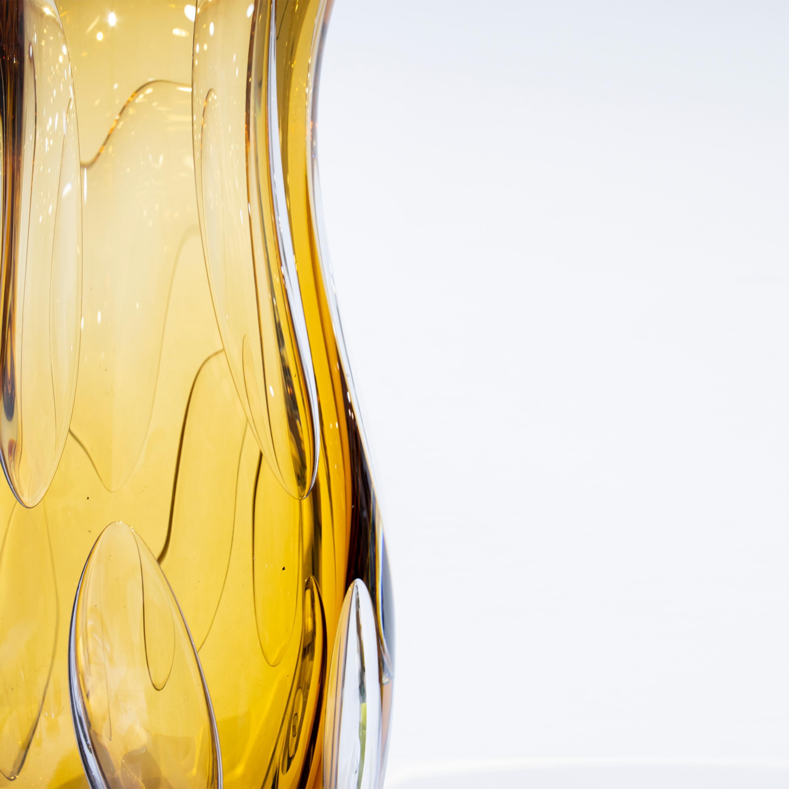 Vase en verre jaune semi-transparent fabriqué à la main, Italie, 2024 en vente 2