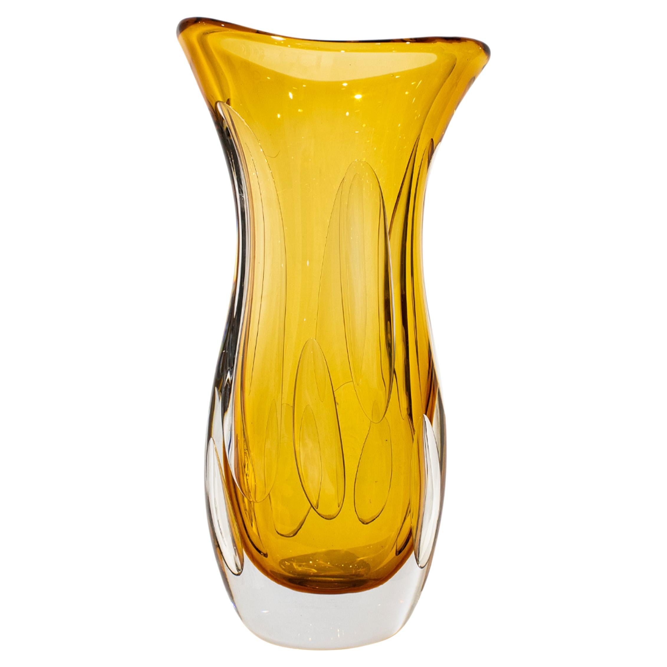 Vase en verre jaune semi-transparent fabriqué à la main, Italie, 2024