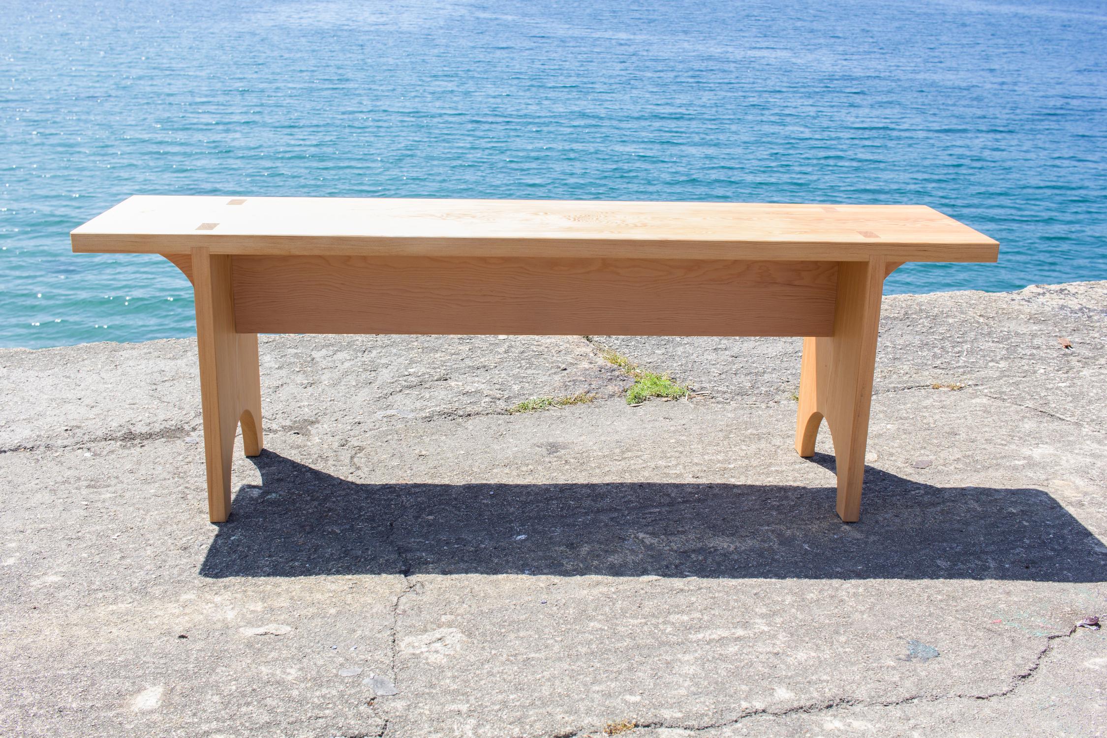 Banc en pin d'Oregon avec finition à l'huile

Ce banc en pin d'Oregon, fini à l'huile, s'inspire du design intemporel des meubles Shakers. Connus pour leur élégance minimaliste et leur forme pratique, les meubles Shakers ont exercé une influence
