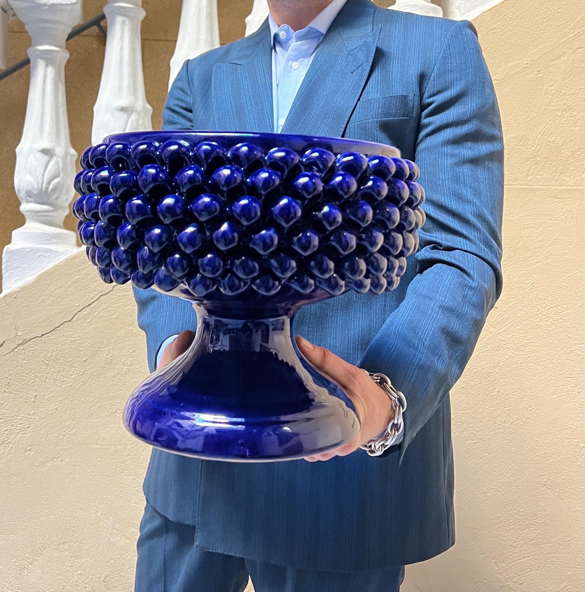 Ciotola in ceramica siciliana realizzata a mano in rosso intenso

Questa squisita ciotola in ceramica siciliana fatta a mano è un simbolo senza tempo di prosperità, fortuna e patrimonio mediterraneo. Realizzato da abili artigiani siciliani, ogni