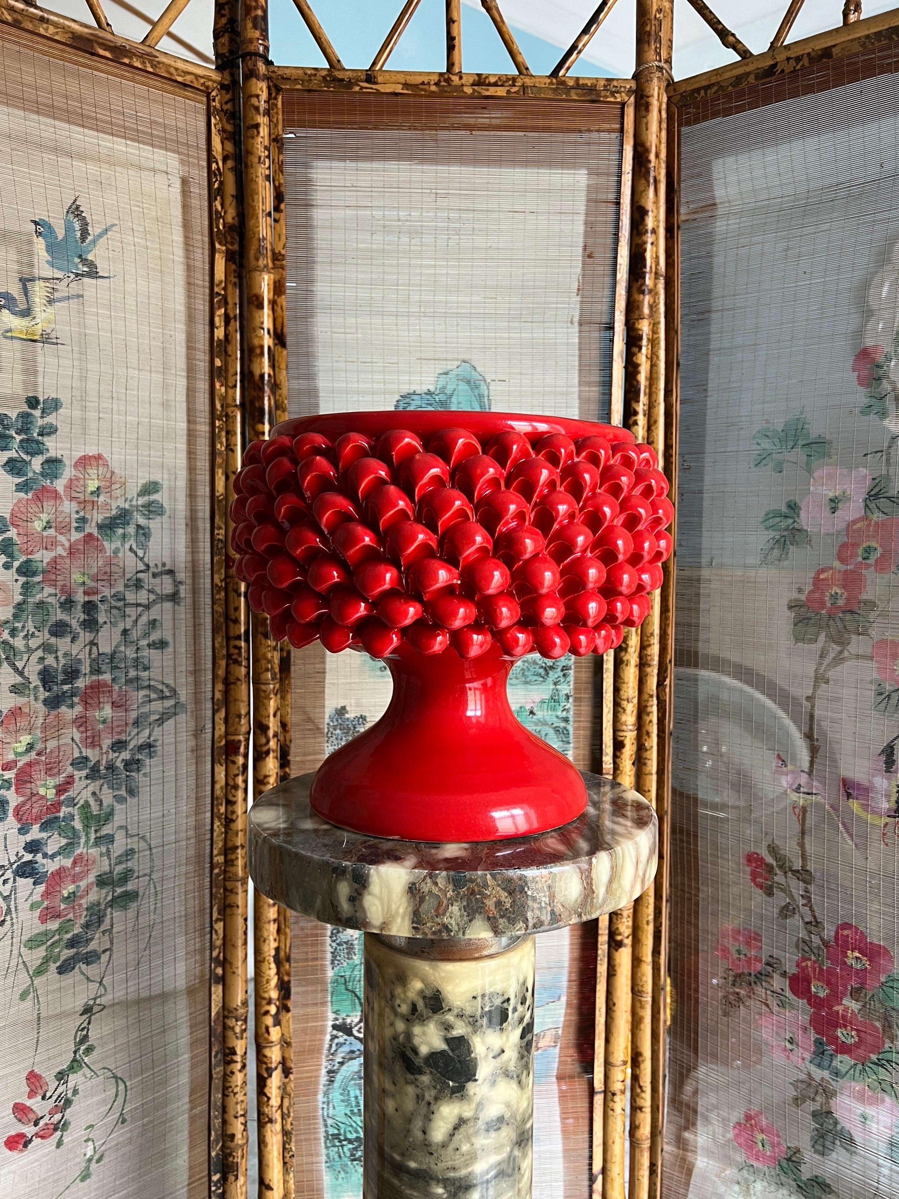 Bol en céramique sicilienne artisanale rouge foncé

Cet exquis bol en céramique sicilienne fait à la main est un symbole intemporel de prospérité, de bonne fortune et d'héritage méditerranéen. Fabriquée par des artisans qualifiés en Sicile, chaque