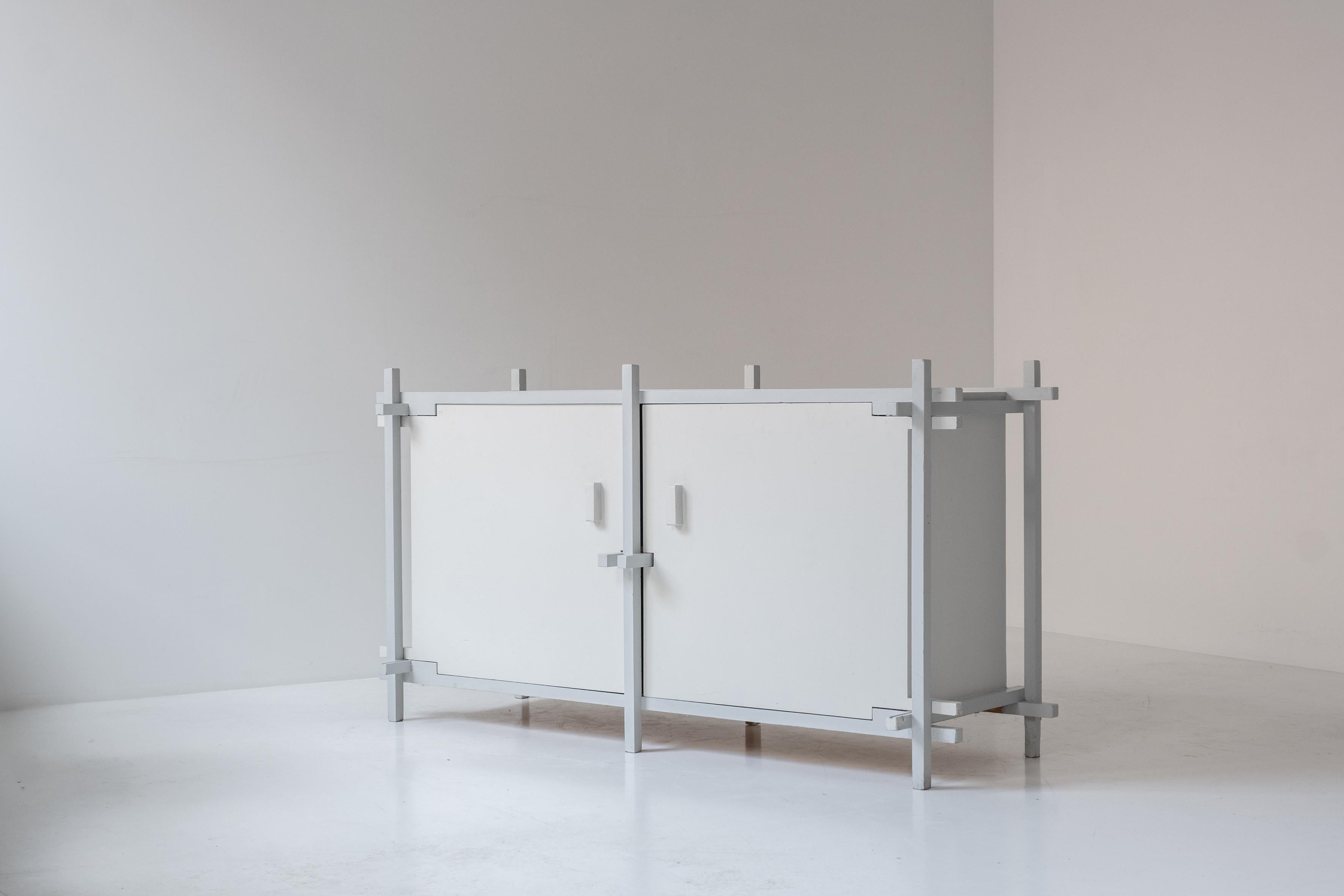 Handgefertigtes Sideboard, entworfen im Stil des berühmten niederländischen Designers Gerrit Rietveld. Dieses einzigartige Stück ist sowohl ein funktionales Möbelstück als auch eine Hommage an Rietvelds ikonische Entwürfe. Die gekonnt und doch naiv