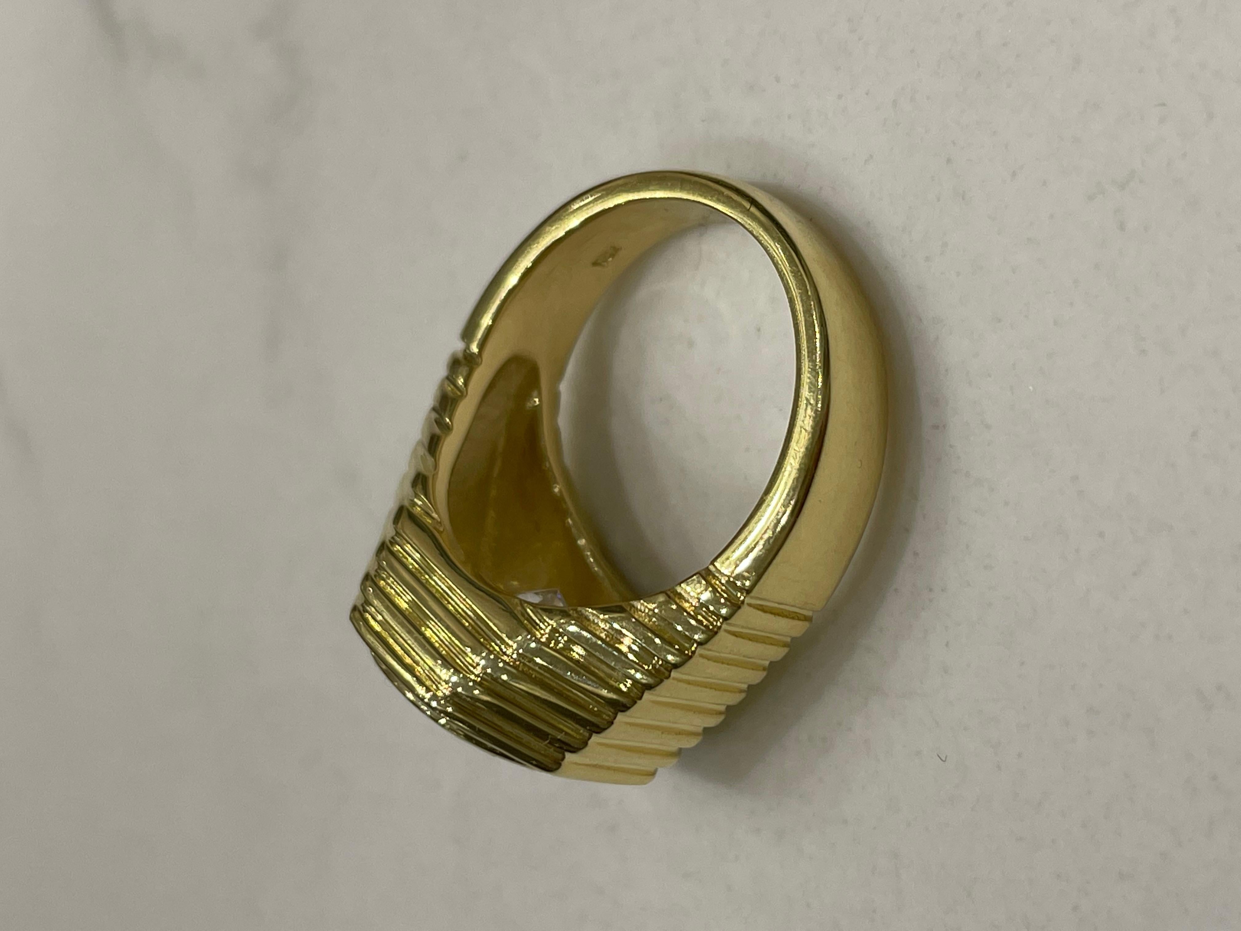 Taille ronde Signet Bague de fiançailles en or jaune 18 carats avec diamants certifiés GIA de 5,39 carats, fabrication artisanale en vente