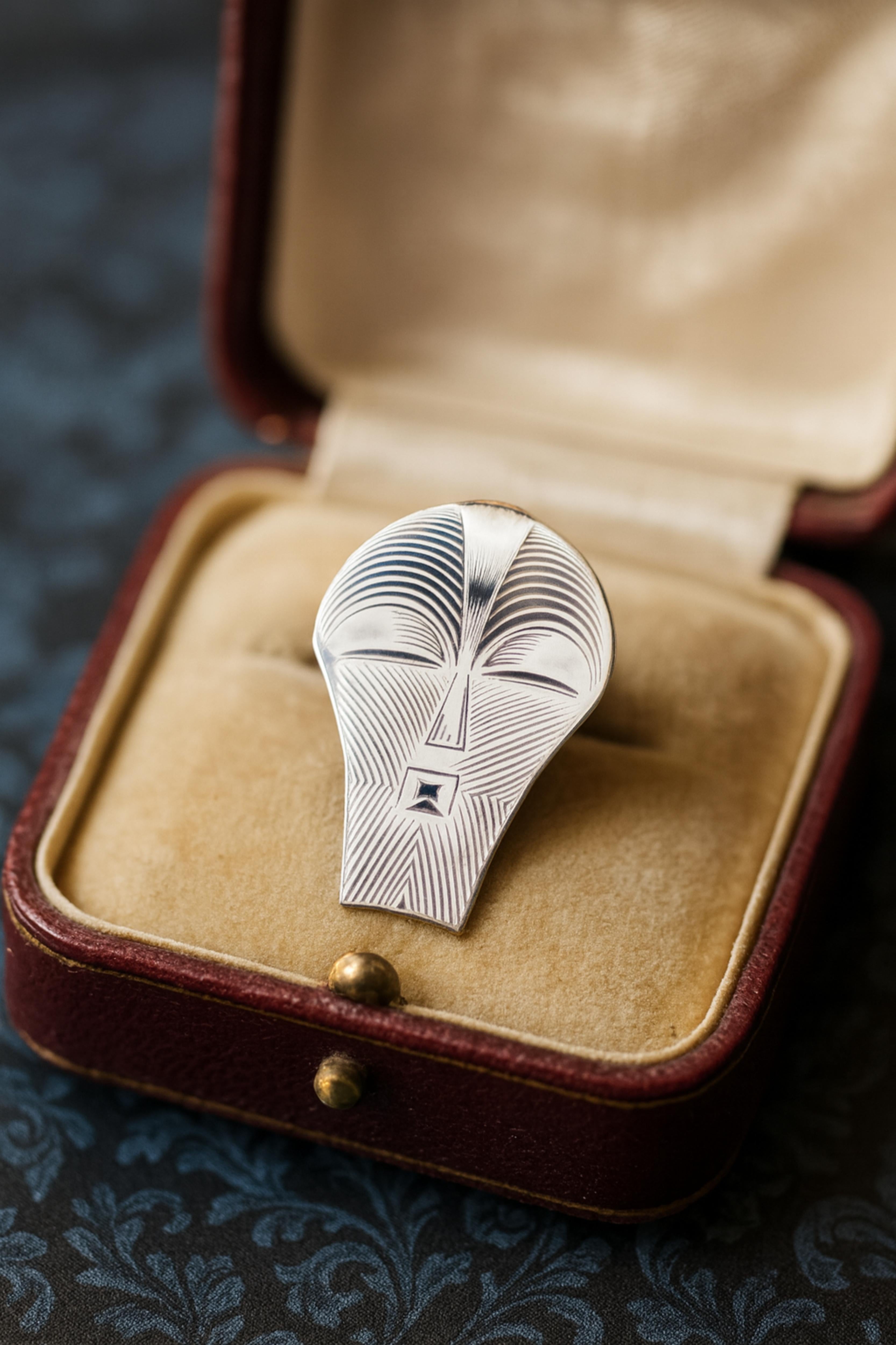 Entdecken Sie unseren exquisiten Sternenohrring (92,5%), der als Hommage an eine traditionelle westafrikanische Maske gefertigt wurde. 

Dieses von einem renommierten Silber- und Goldschmied gefertigte Stück trägt die Silberpunze und zeugt von