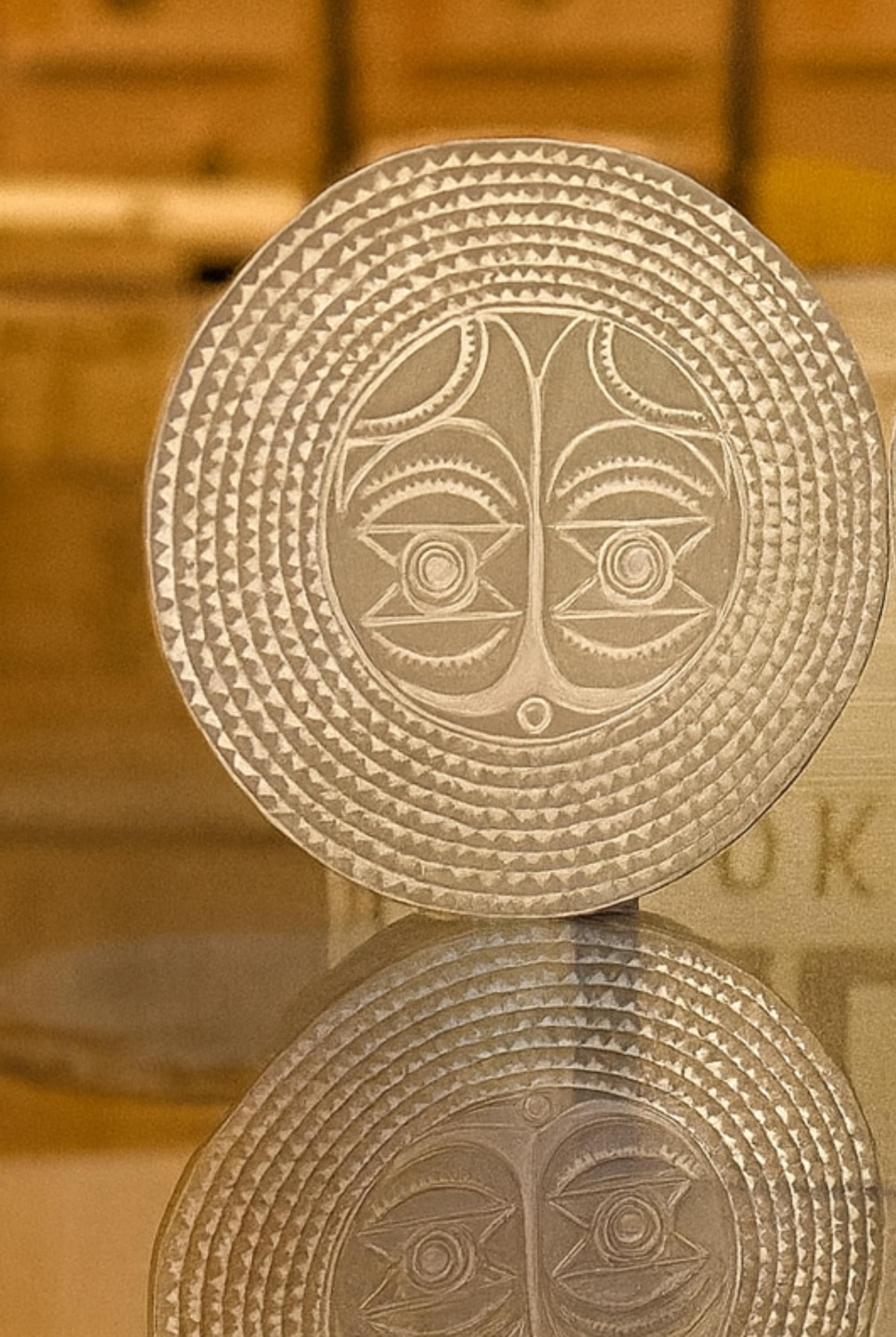 Entdecken Sie unseren exquisiten Sternenohrring (92,5%), der als Hommage an eine traditionelle westafrikanische Maske gefertigt wurde. 

Dieses von einem renommierten Silber- und Goldschmied gefertigte Stück trägt die Silberpunze und zeugt von