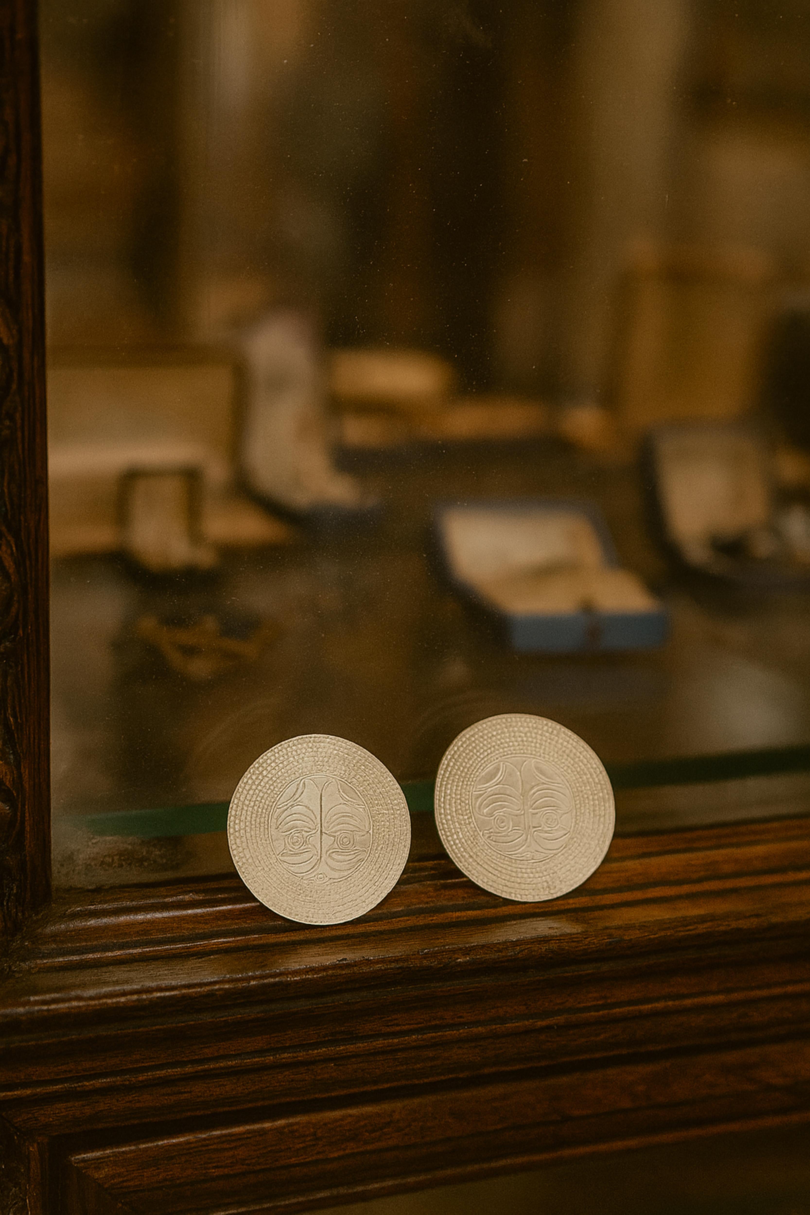 Handgefertigter Silberohrring, 92,5% Sterling, inspiriert von westafrikanischen Masken (Portugiesisch) im Angebot