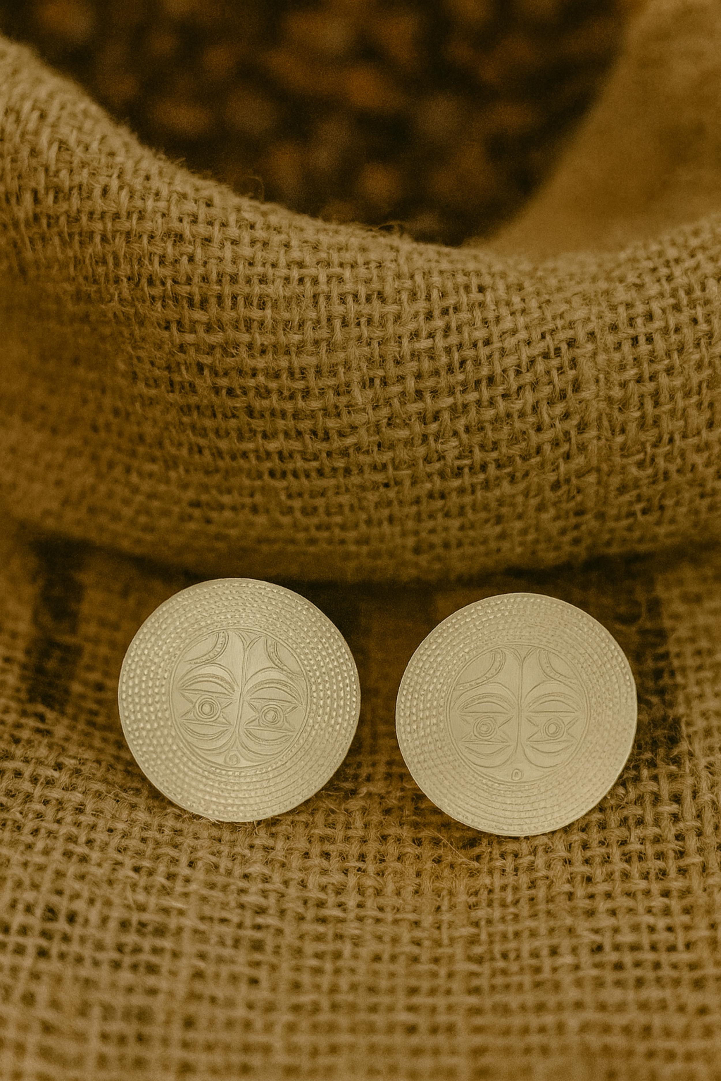 Handgefertigter Silberohrring, 92,5% Sterling, inspiriert von westafrikanischen Masken (Graviert) im Angebot