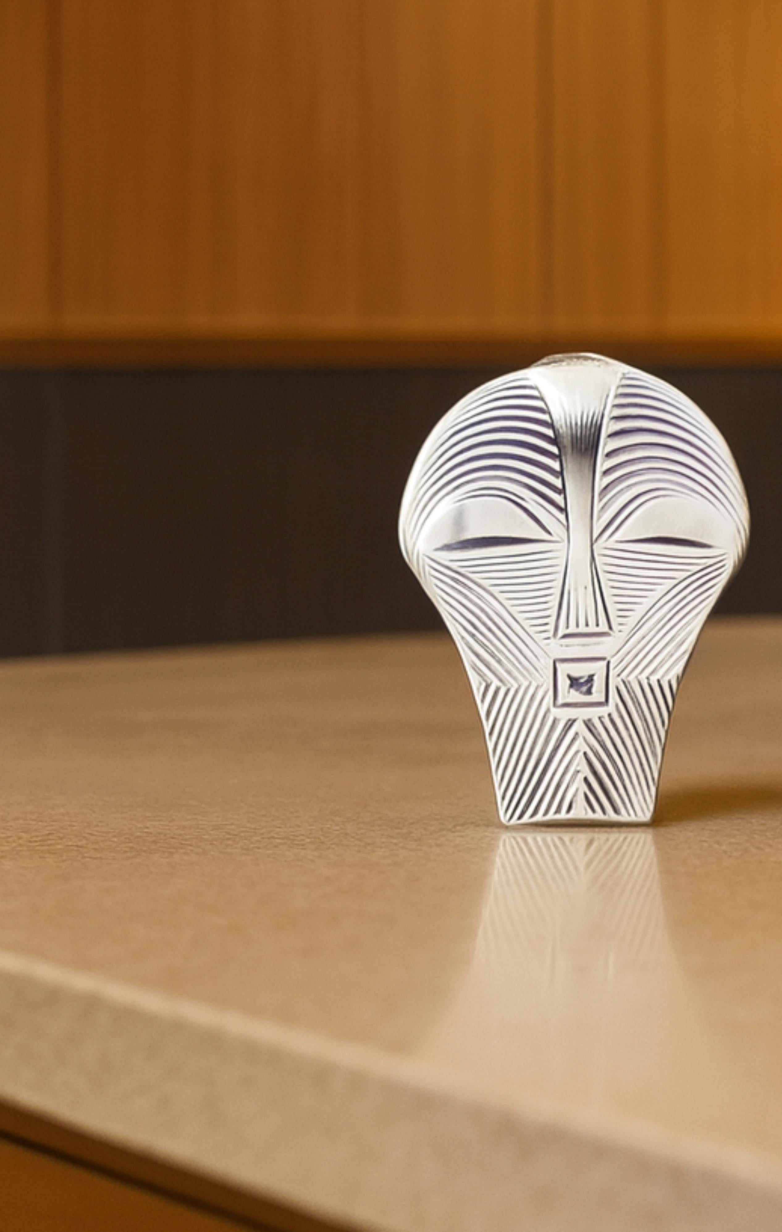 Handgefertigter Silberohrring, 92,5% Sterling, inspiriert von westafrikanischen Masken (Graviert) im Angebot