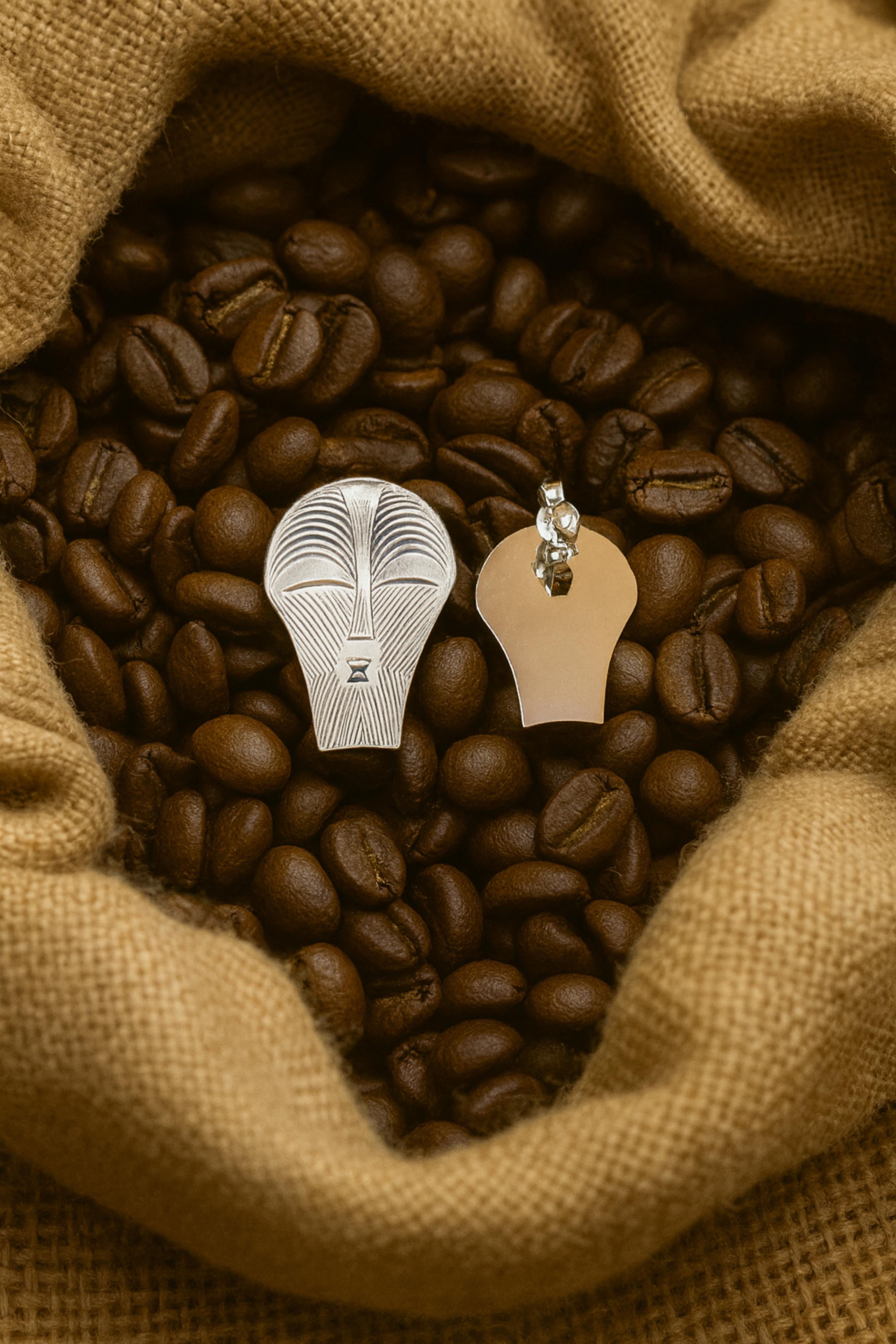 Handgefertigter Silberohrring, 92,5% Sterling, inspiriert von westafrikanischen Masken im Angebot 1