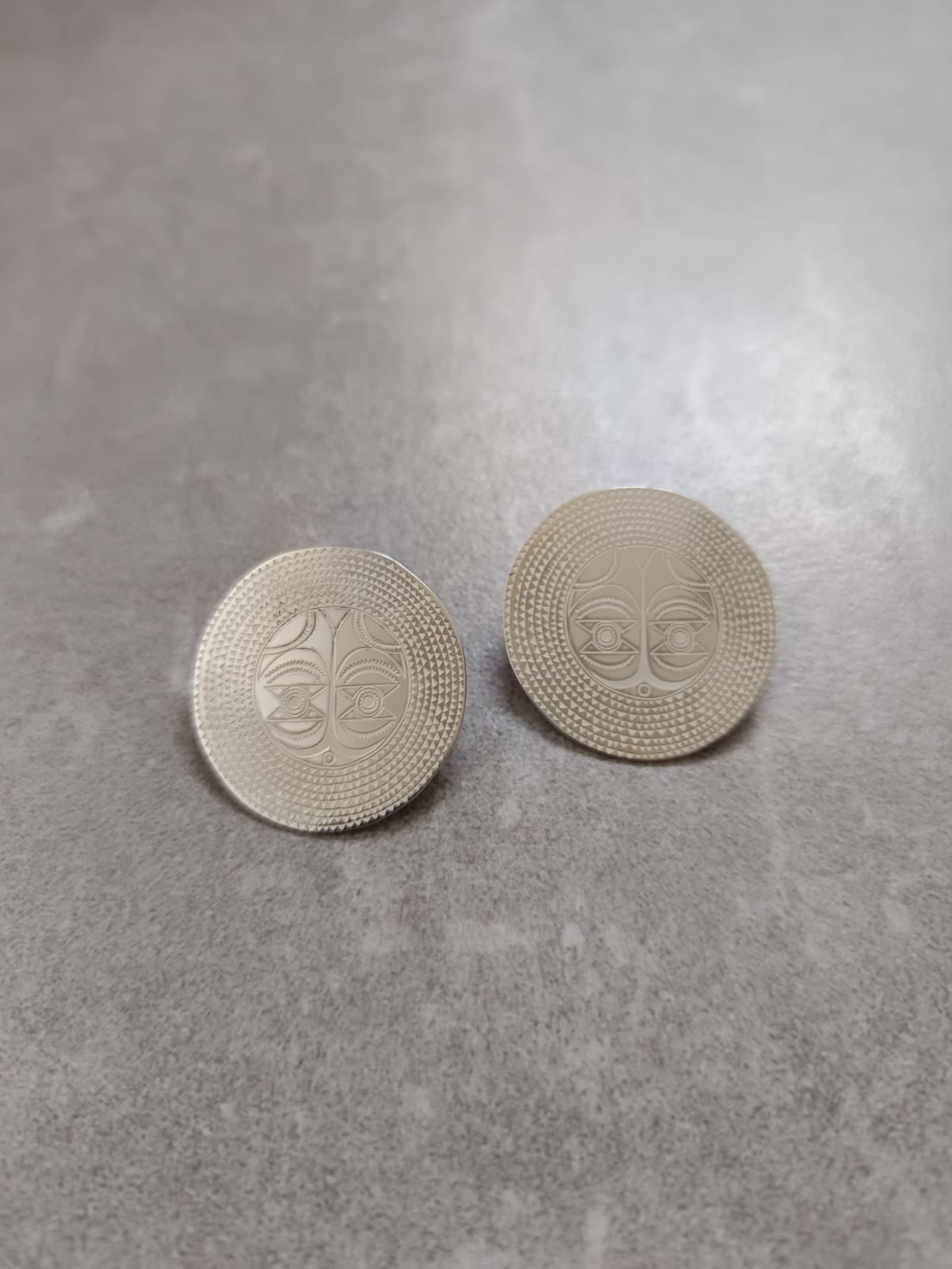 Handgefertigter Silberohrring, 92,5% Sterling, inspiriert von westafrikanischen Masken im Angebot 1