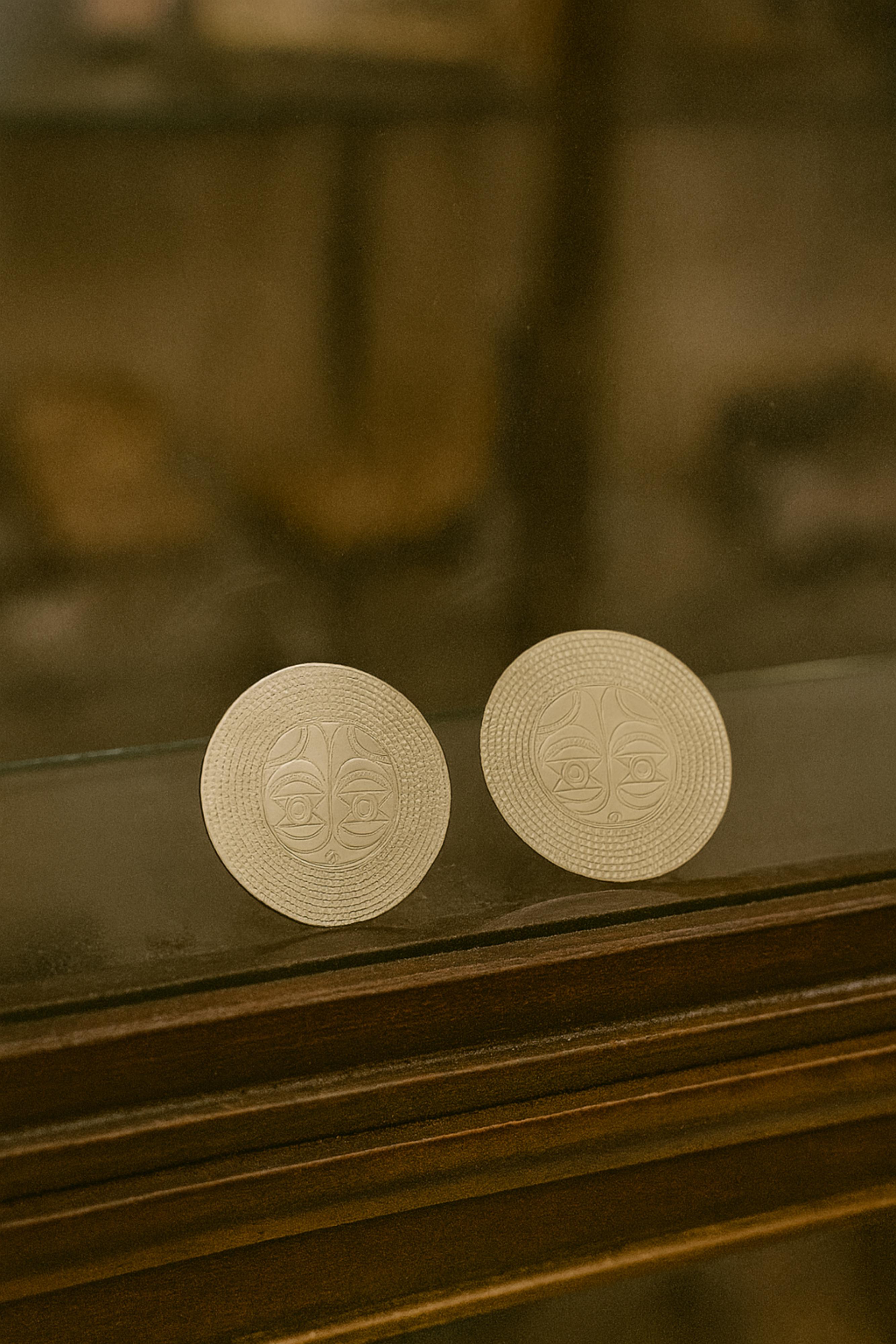 Handgefertigter Silberohrring, 92,5% Sterling, inspiriert von westafrikanischen Masken im Angebot 3