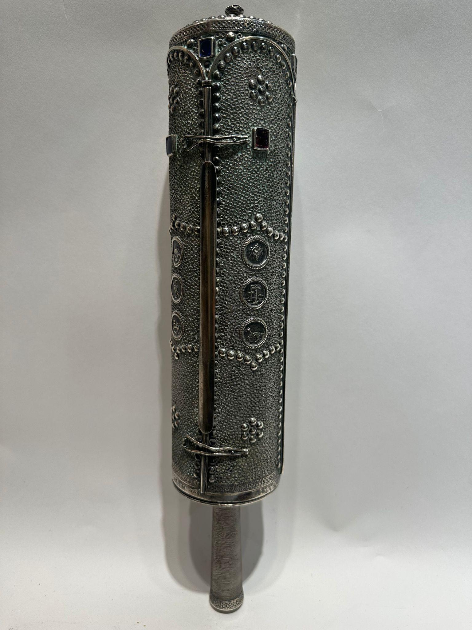 Revival Astuccio per Megillah Esther in argento con filigrana e pietre preziose, realizzato a mano da I.M. Fain in vendita