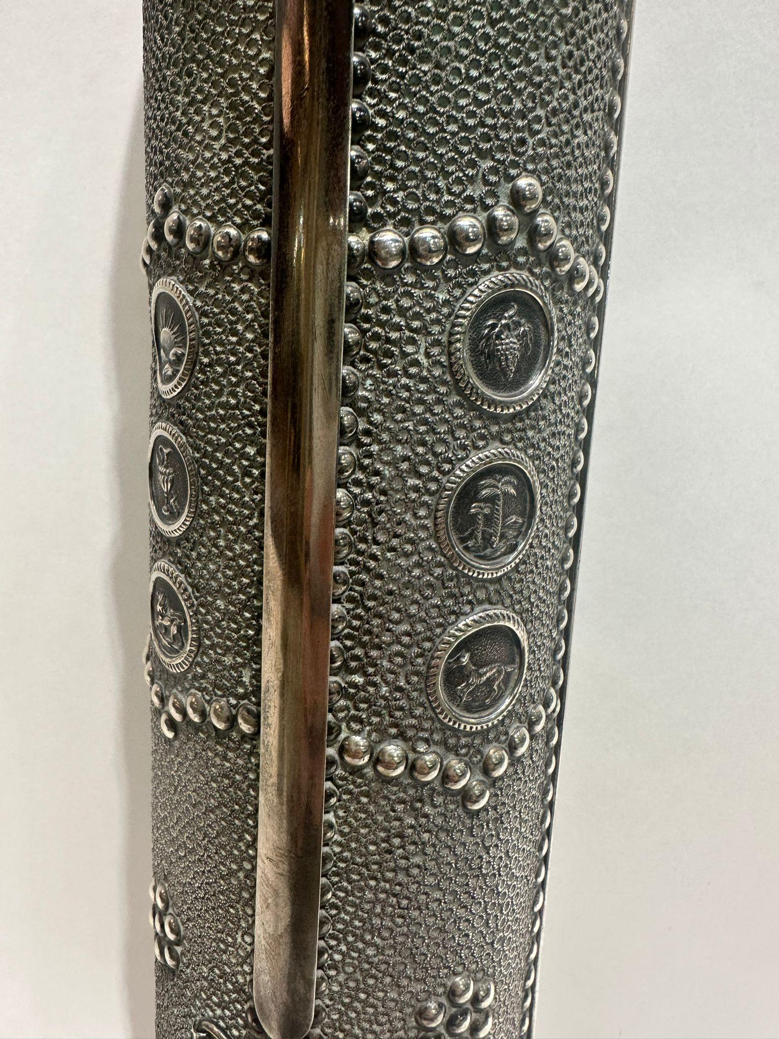 Israeliano Astuccio per Megillah Esther in argento con filigrana e pietre preziose, realizzato a mano da I.M. Fain in vendita