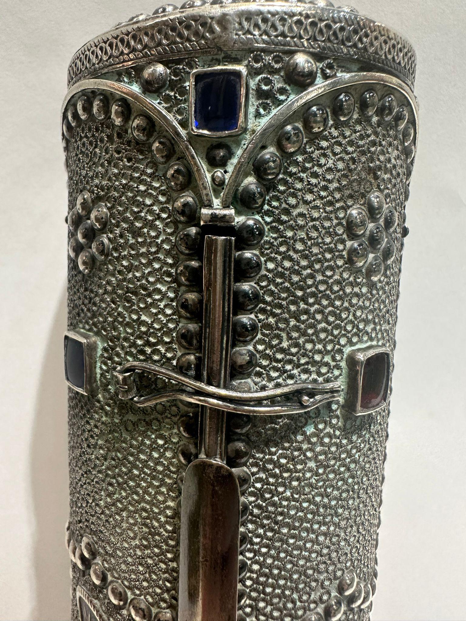 Fatto a mano Astuccio per Megillah Esther in argento con filigrana e pietre preziose, realizzato a mano da I.M. Fain in vendita