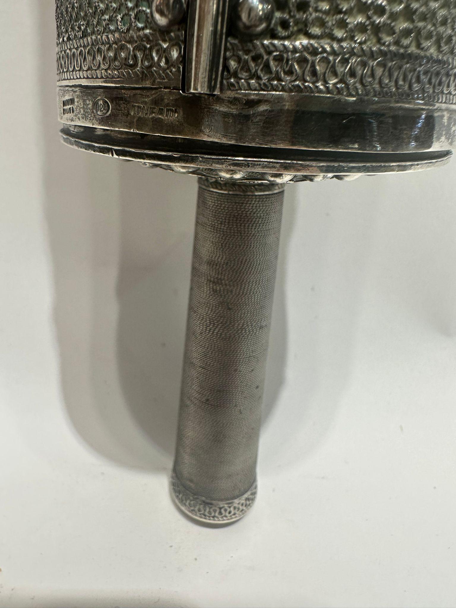 Argento Astuccio per Megillah Esther in argento con filigrana e pietre preziose, realizzato a mano da I.M. Fain in vendita