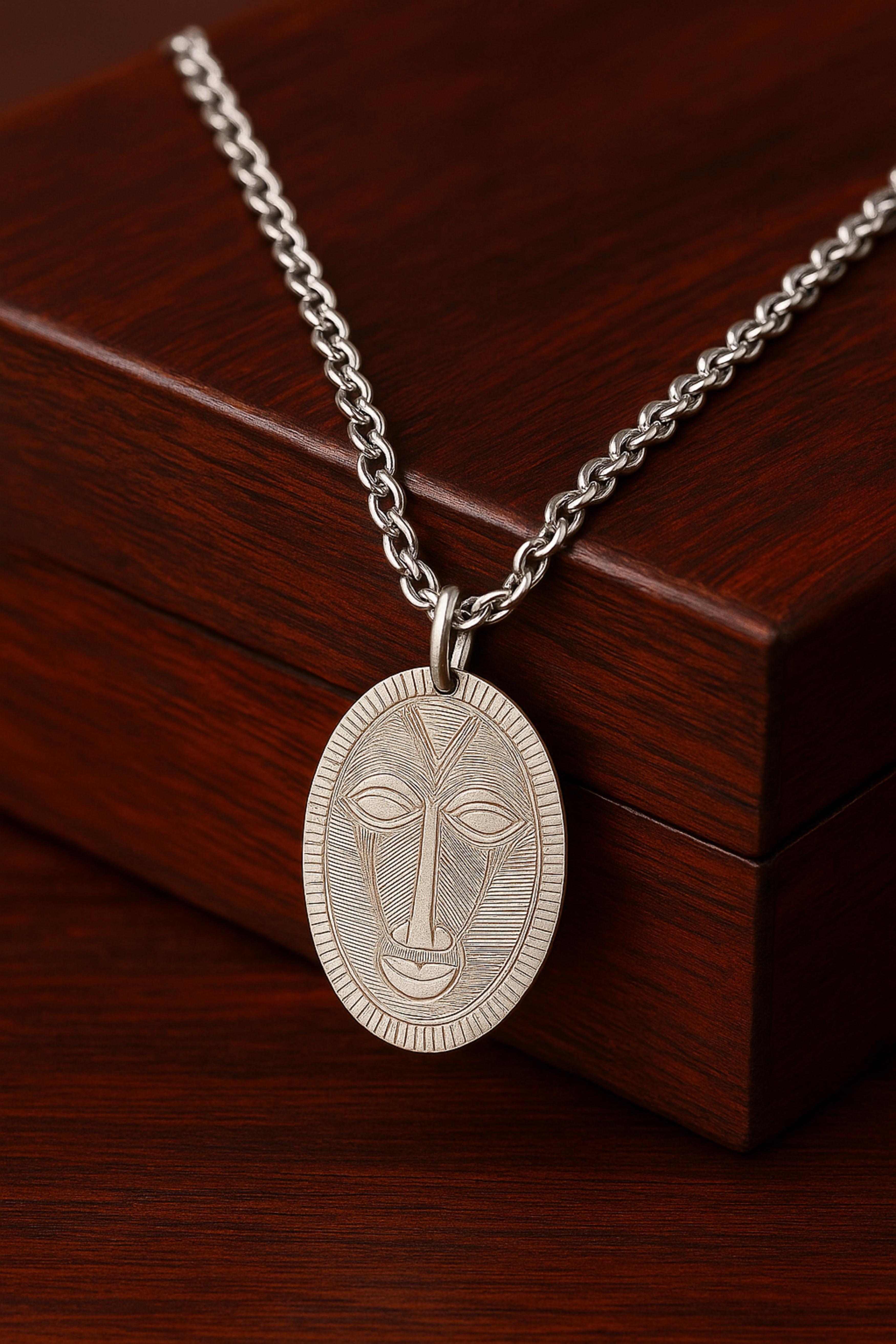 Handgefertigte Silbermedaille, 92,5% Sterling, inspiriert von westafrikanischen Masken (Portugiesisch) im Angebot