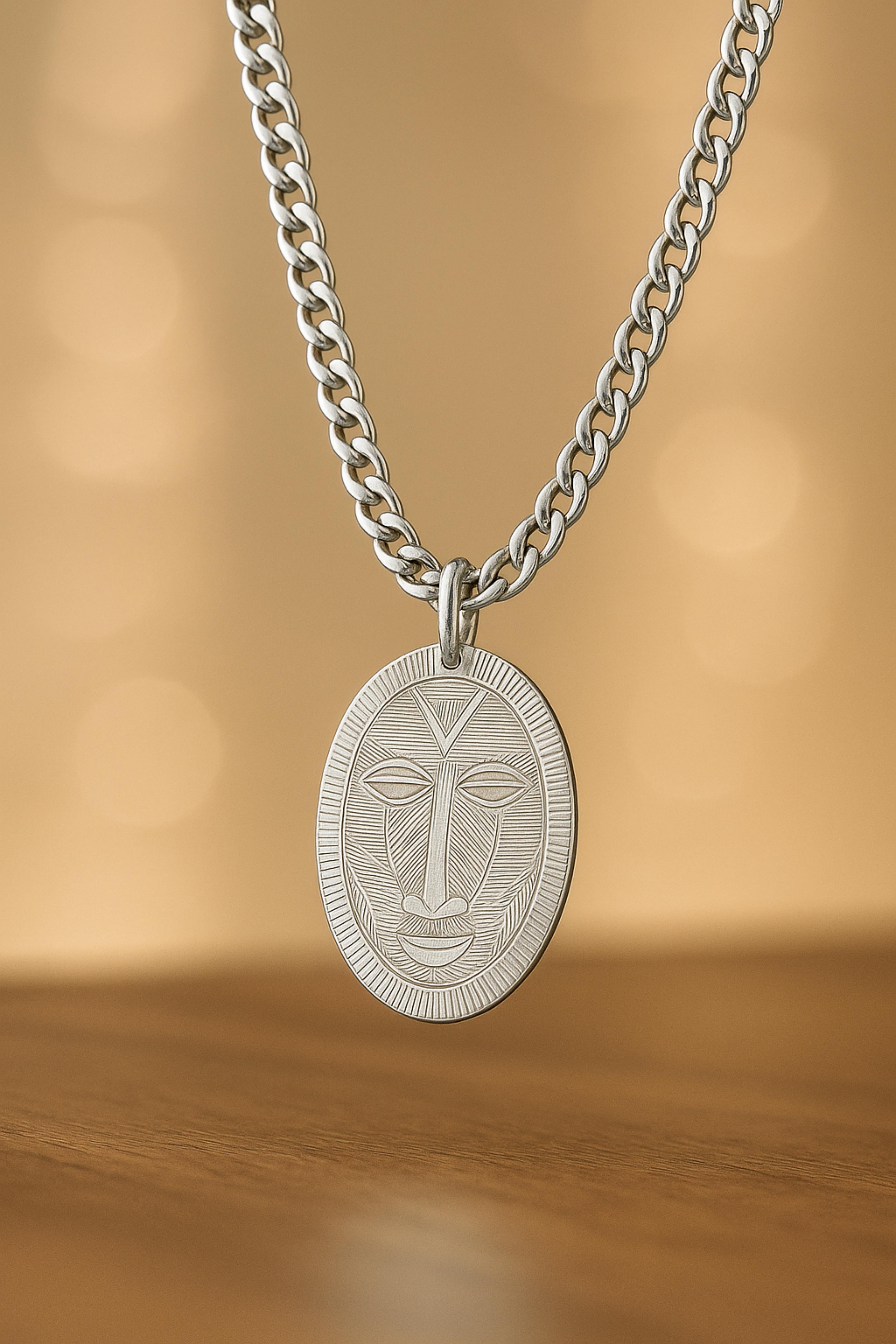 Handgefertigte Silbermedaille, 92,5% Sterling, inspiriert von westafrikanischen Masken (Graviert) im Angebot