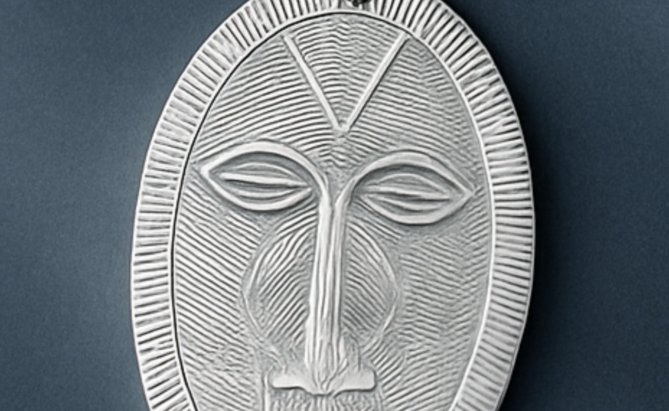 Handgefertigte Silbermedaille, 92,5% Sterling, inspiriert von westafrikanischen Masken im Zustand „Neu“ im Angebot in Lisbon, PT